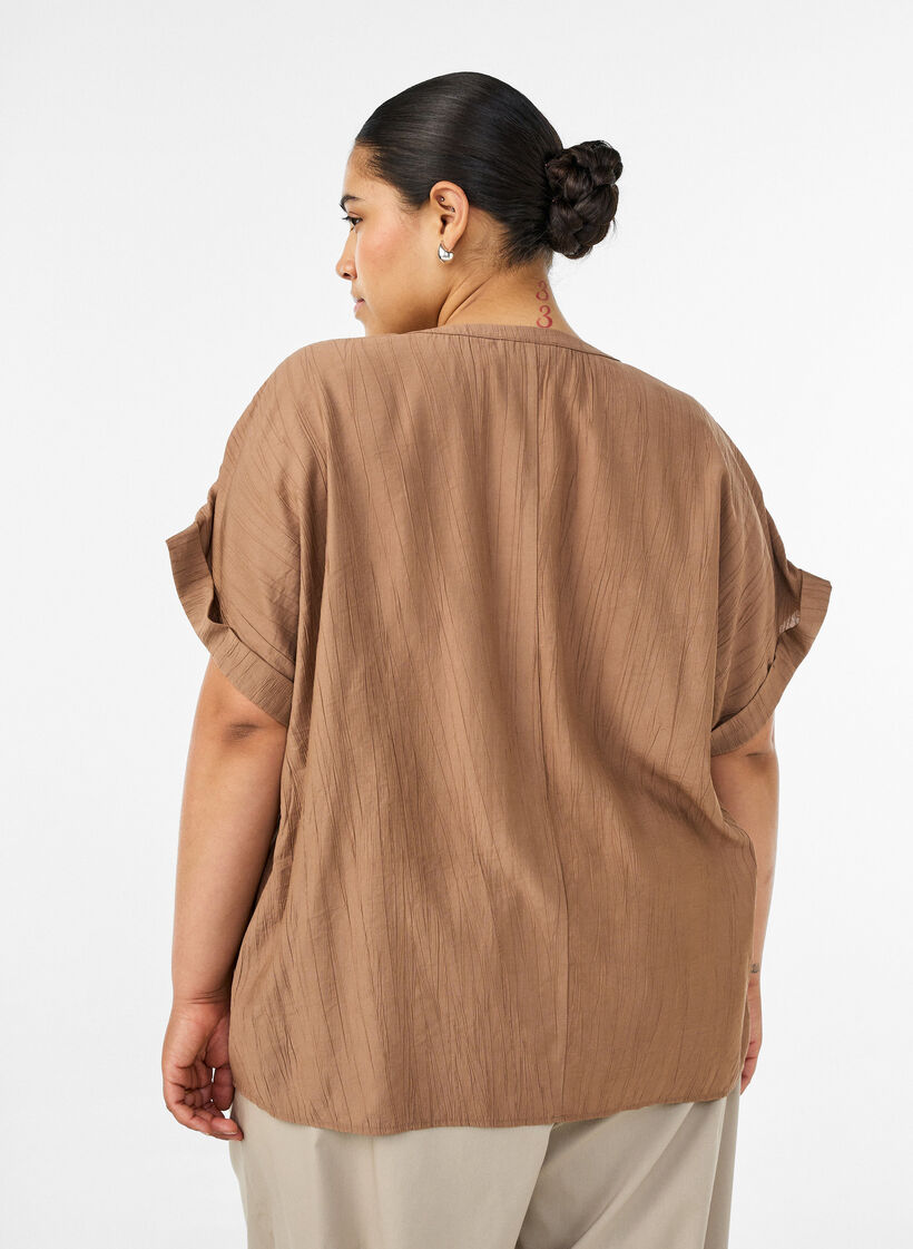 Blouse textur&eacute;e en viscose avec boutons, Marron, Model image number 2