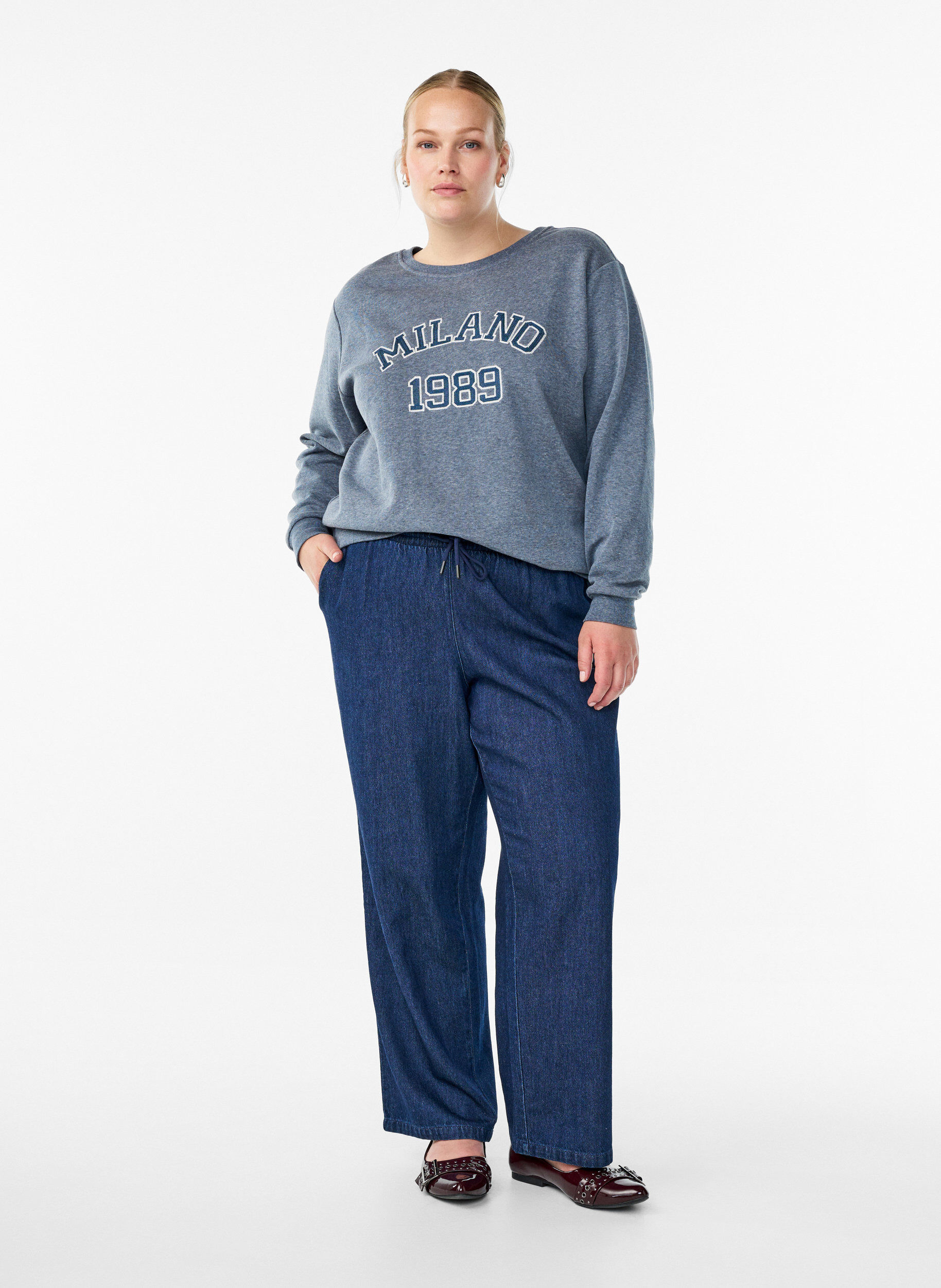 Zizzi Sweat-shirt avec motif Milan brod&eacute;, Gris anthracite, Model image number 1