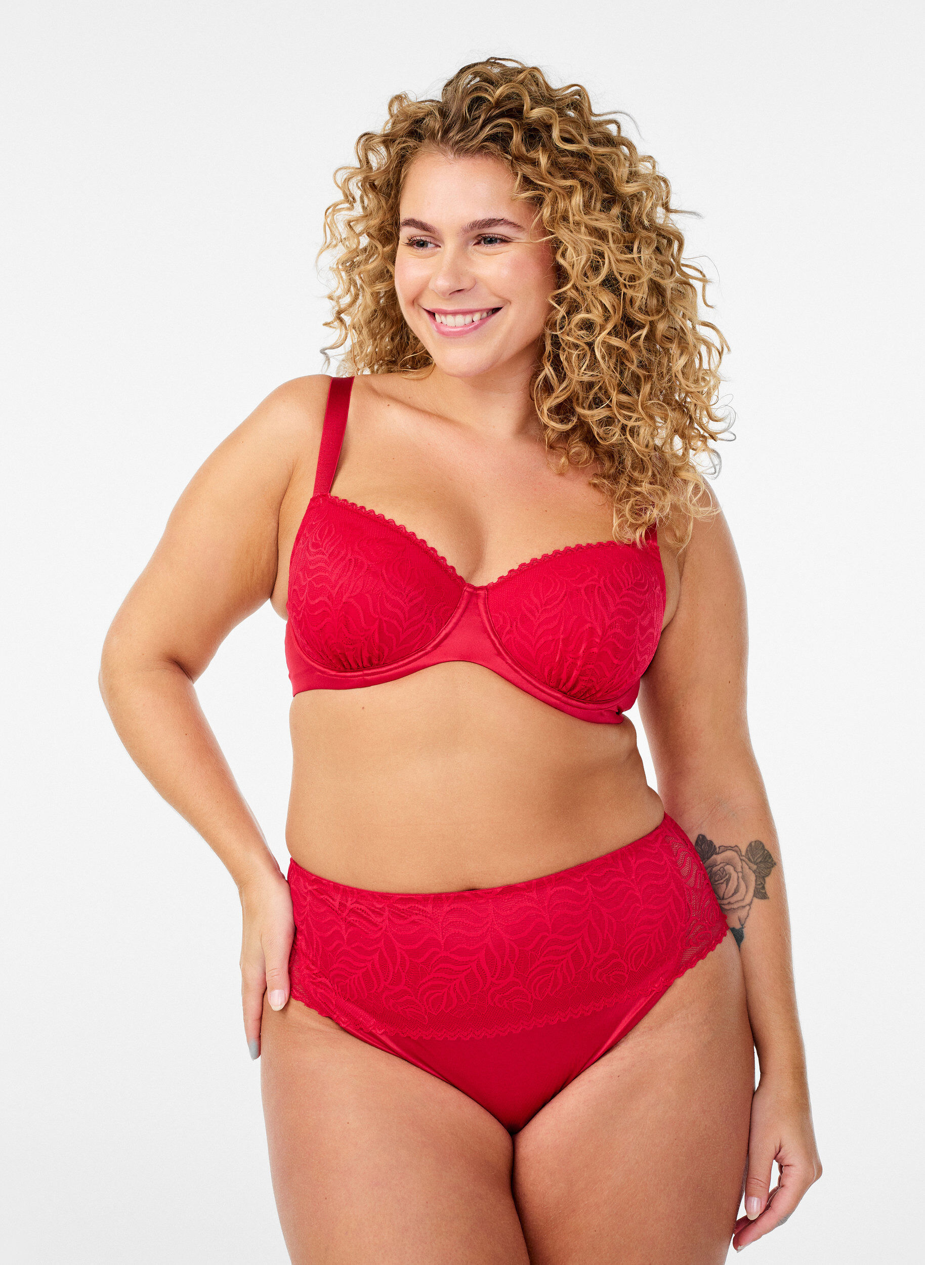 Culotte tai en dentelle et microfibre brillante, Rouge, Model