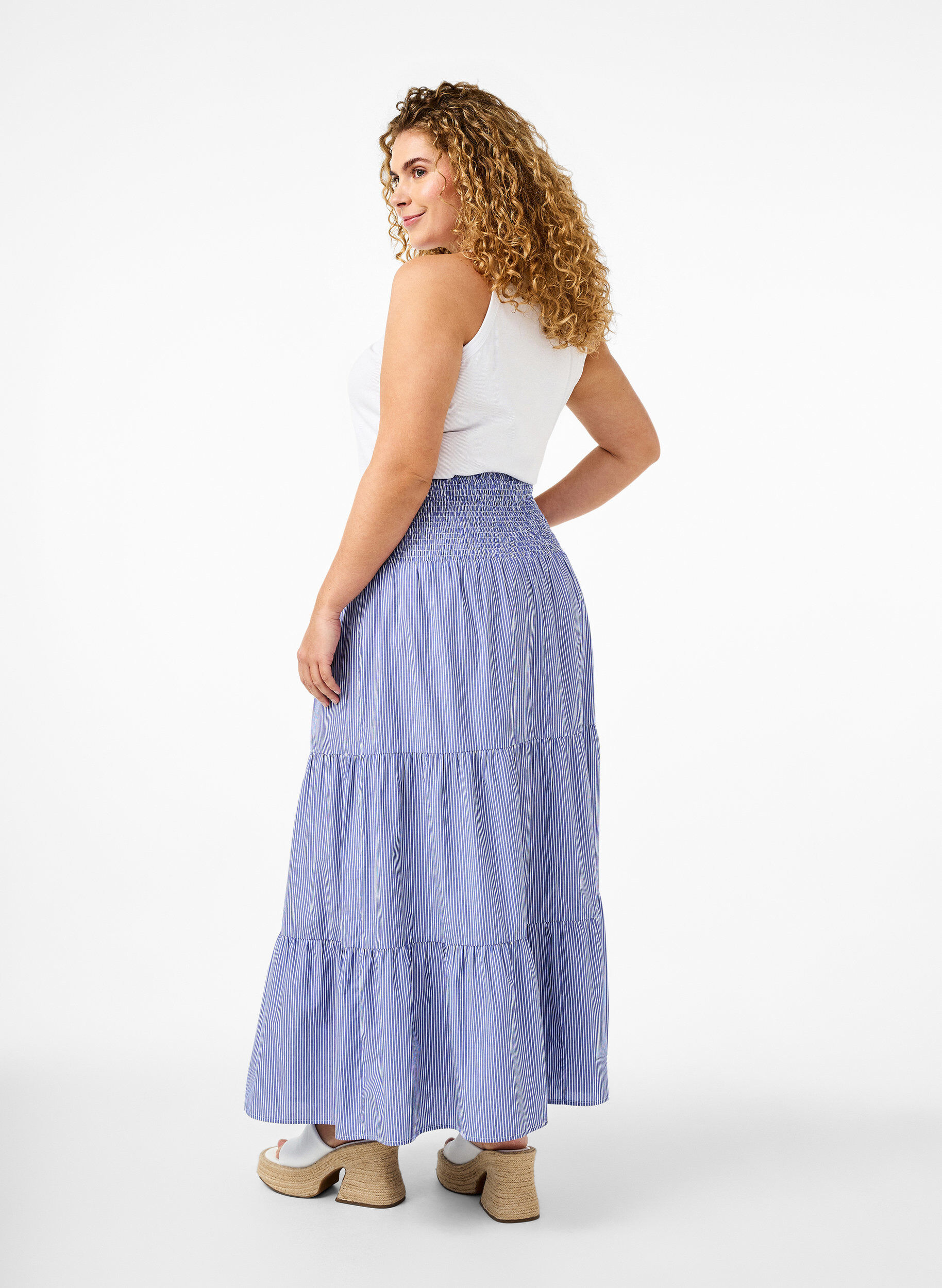 Zizzi Jupe longue ray&eacute;e avec smocks, Baja Blue Stripe, Model image number 1