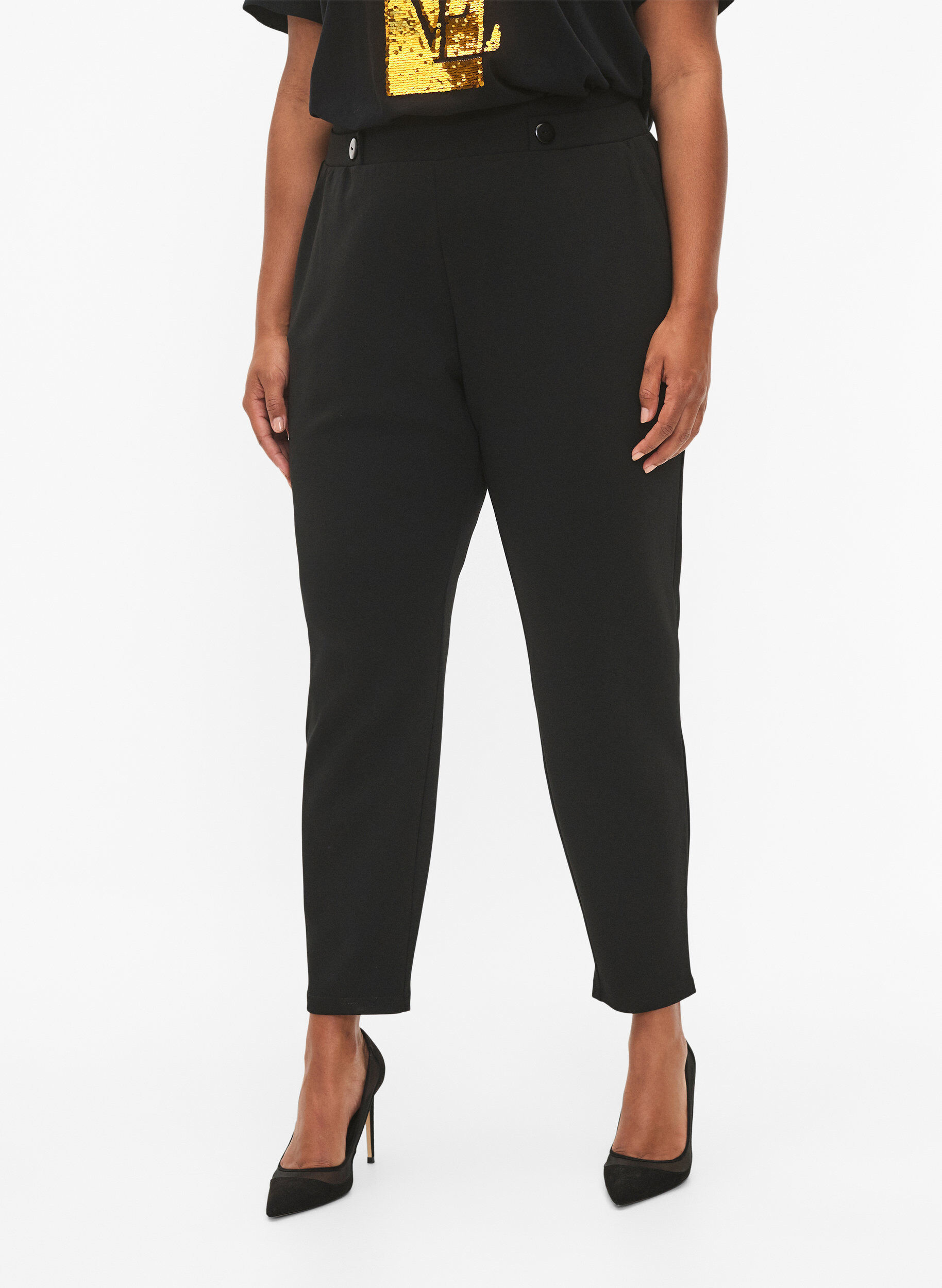 Zizzi Pantalon avec poches et boutons fantaisie, Noir, Model image number 2