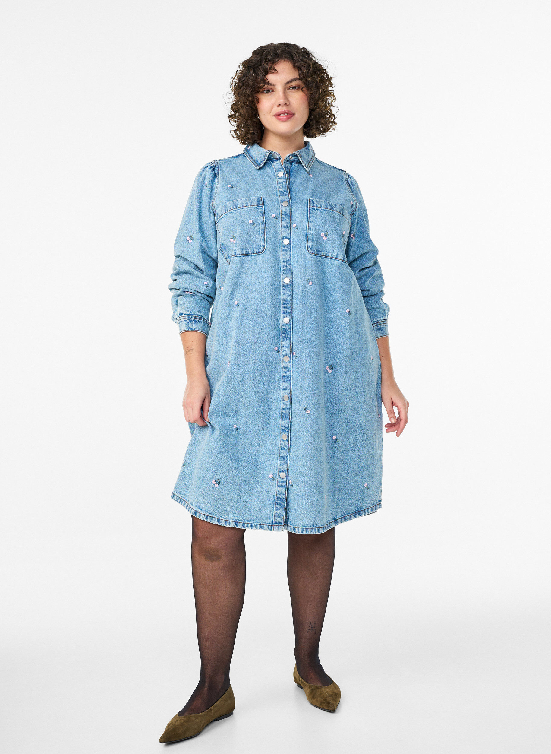 Zizzi Robe en jean avec imprim&eacute; cerises et poches poitrine, Bleu Clair, Model image number 1