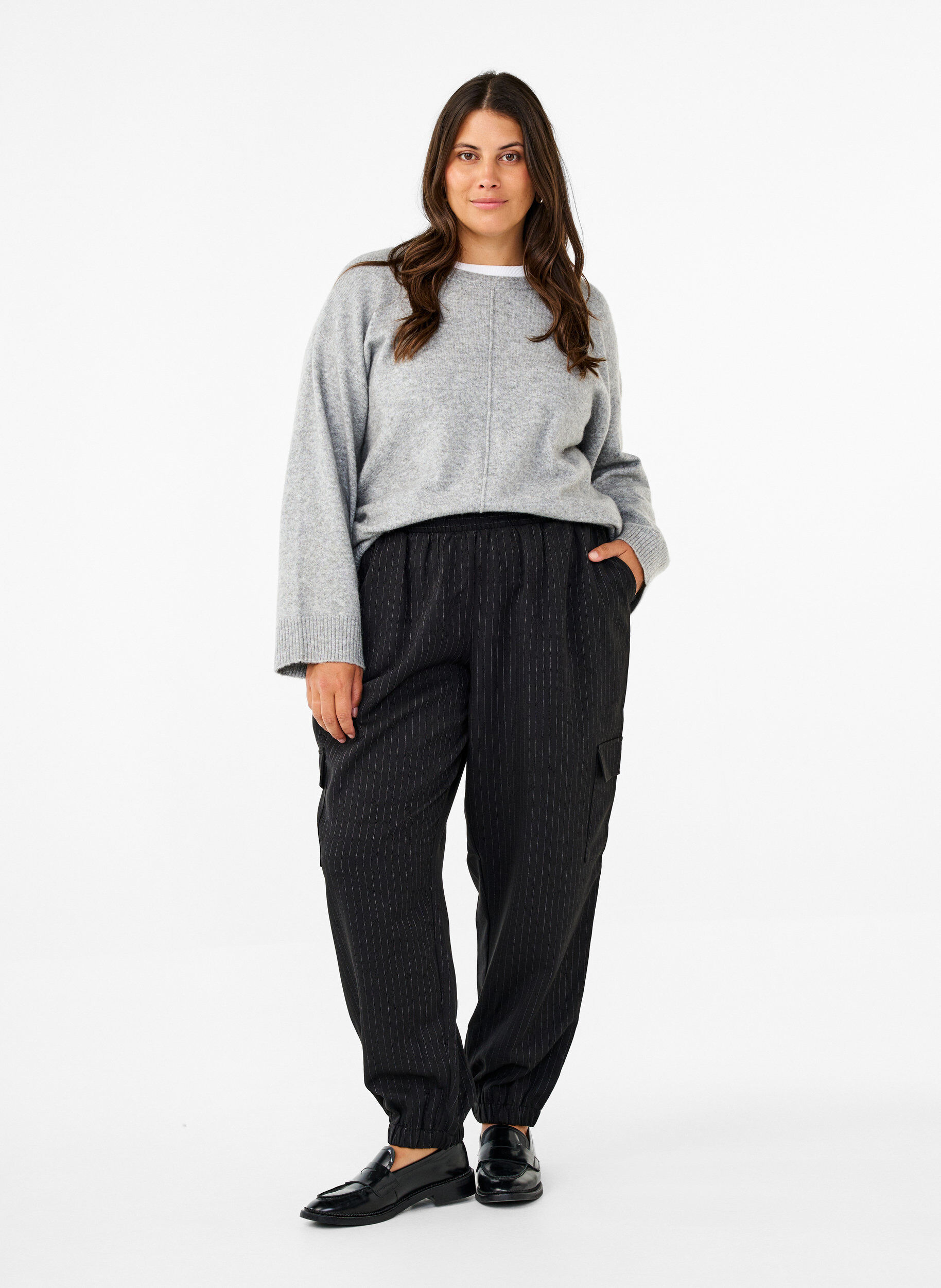 Zizzi Pantalon avec poches cargo et taille &eacute;lastiqu&eacute;e, Noir, Model image number 0