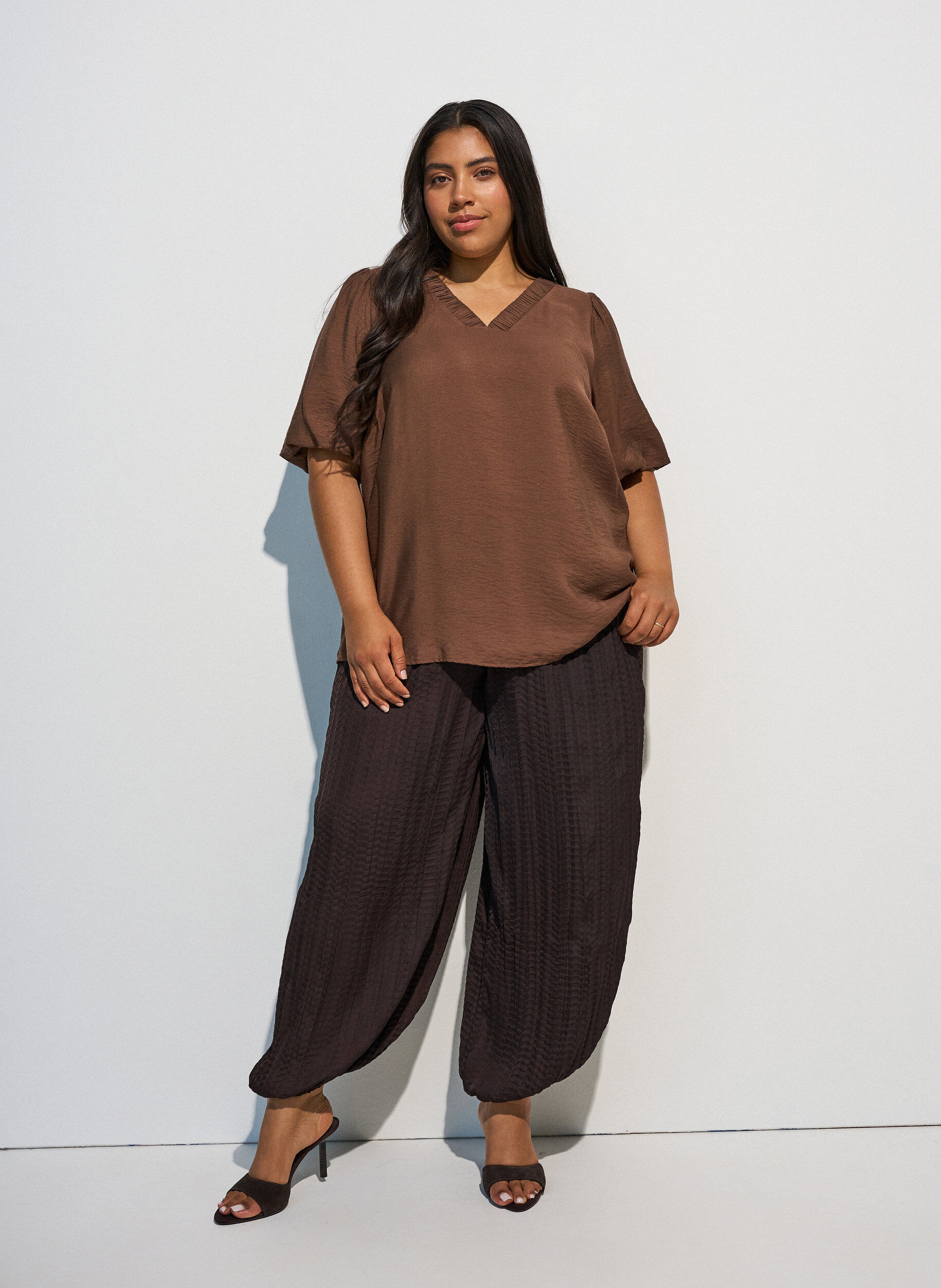 ZizziBlouse avec manches ballon et col en V, Marron, Model image number 1