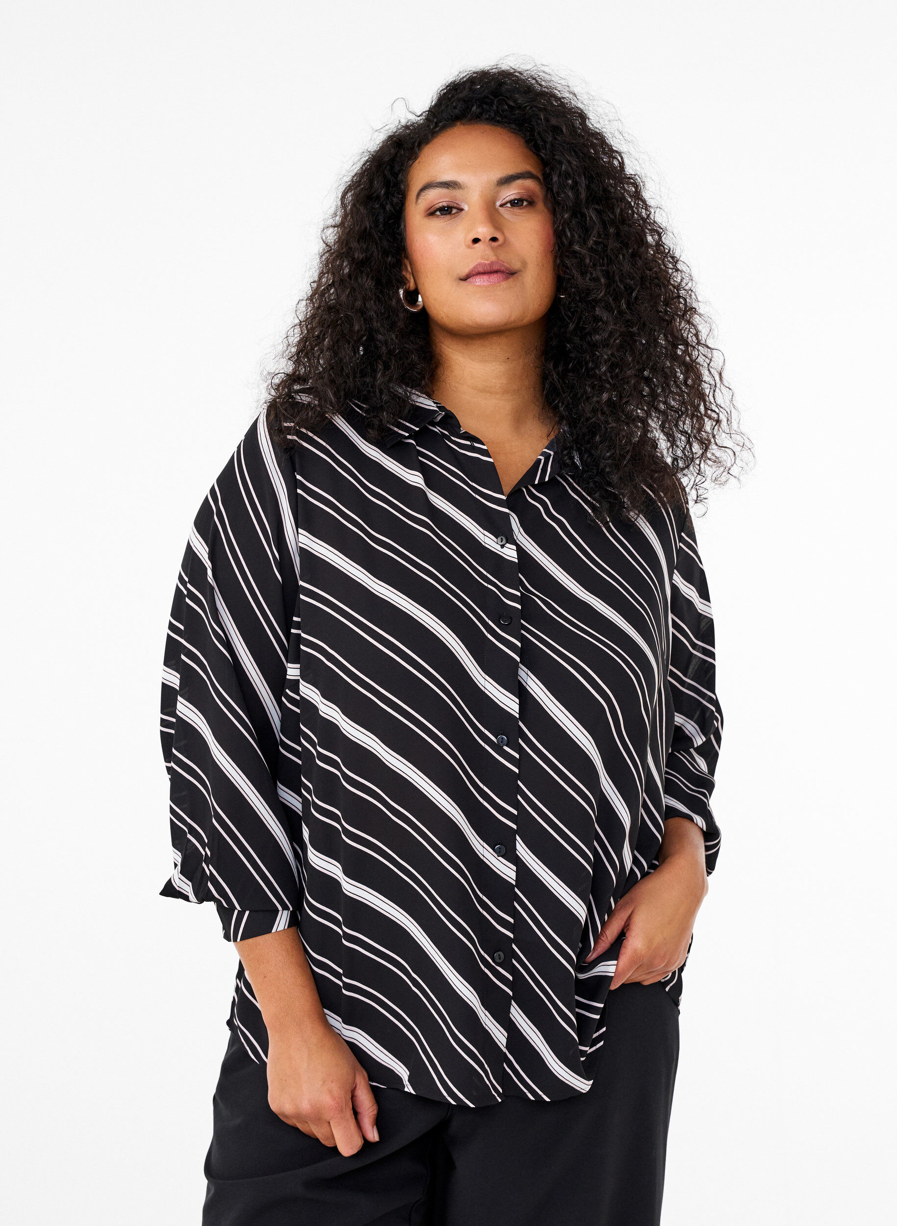 Zizzi Chemise &agrave; motif avec manches longues, Black Stripe, Model image number 0
