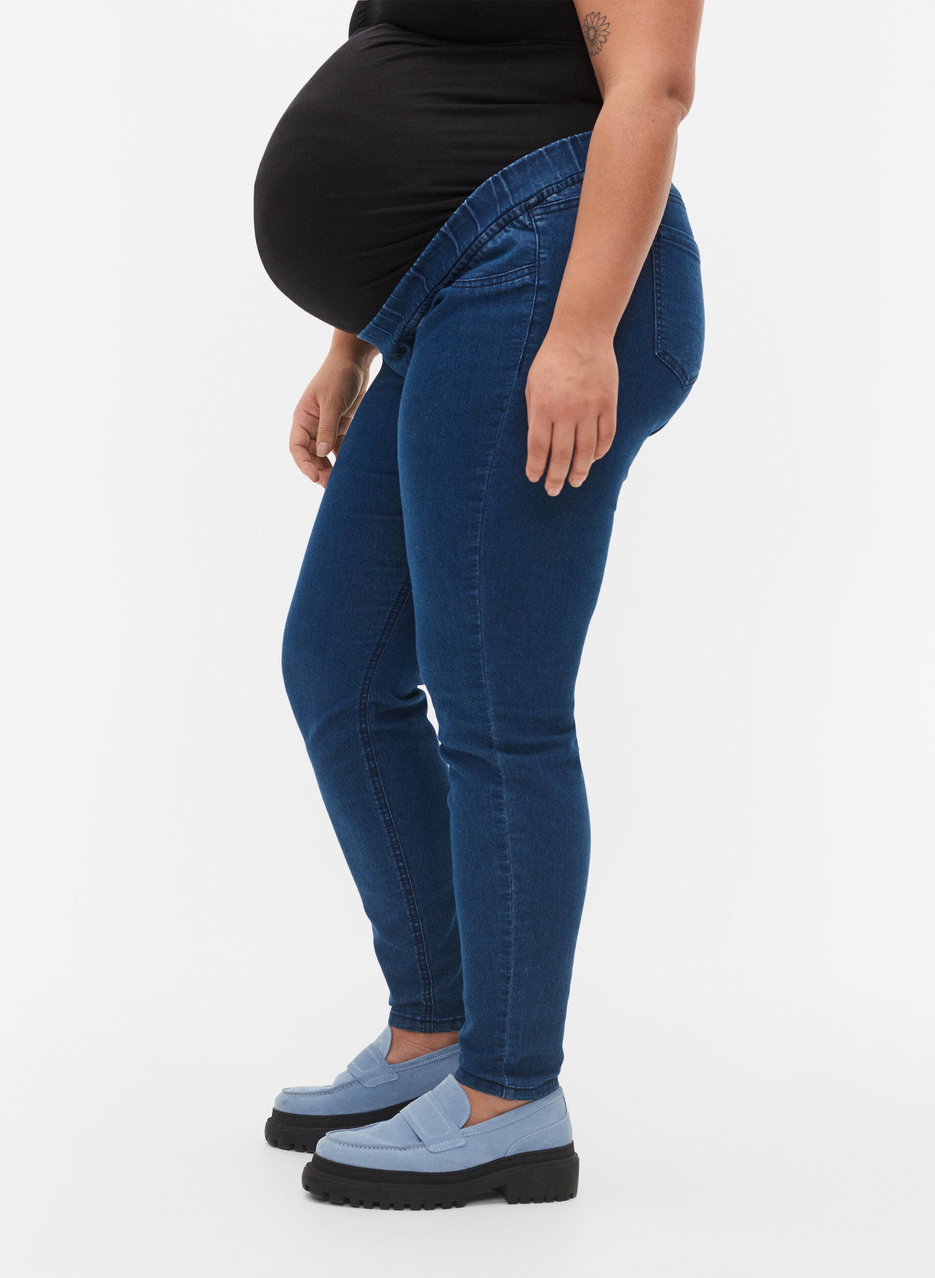 Zizzi Pantalon de grossesse &agrave; poches arri&egrave;re, Bleu, Model image number 2