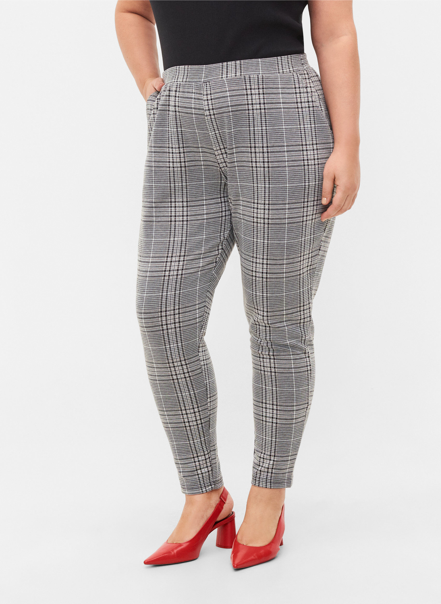 Zizzi Pantalon court Maddison &agrave; carreaux, Black Check, Model image number 2