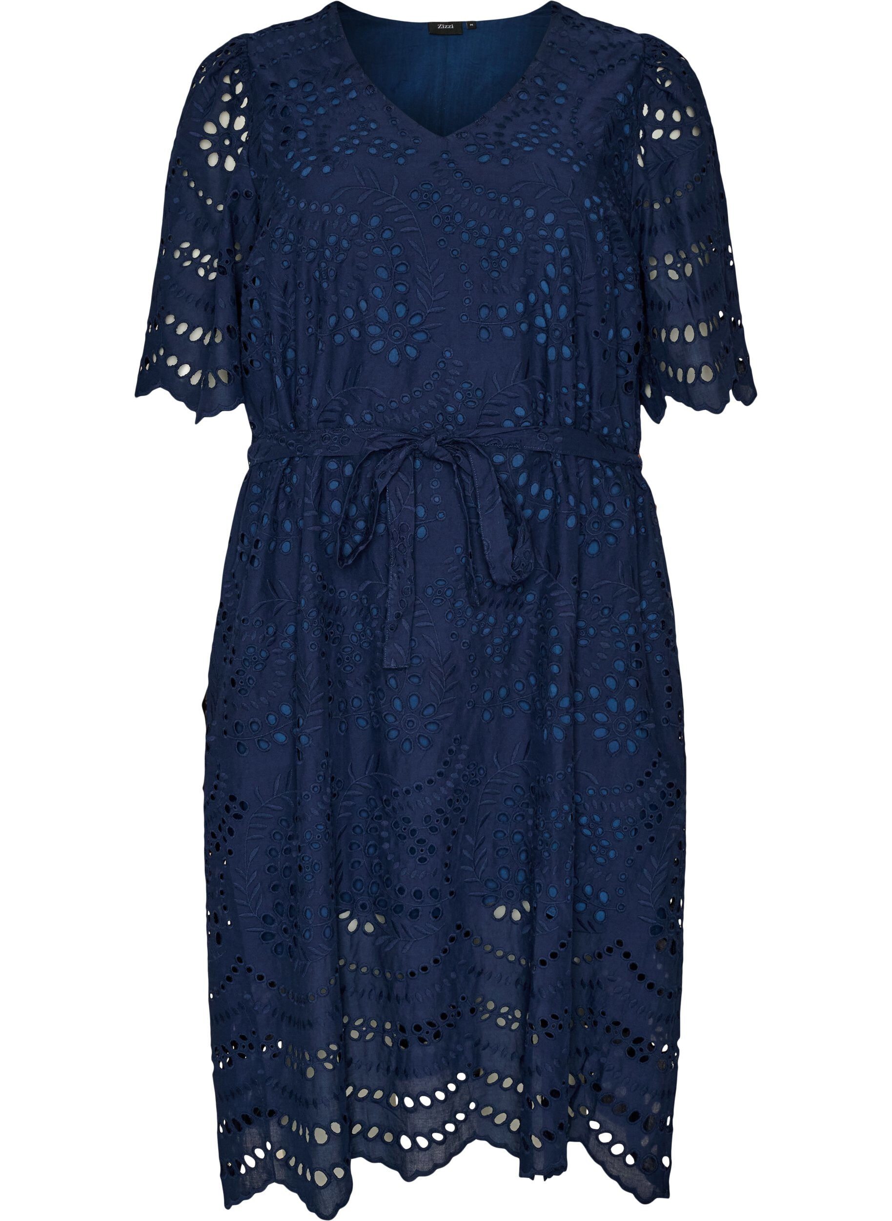 Robe chemise en broderie anglaise avec une ceinture &agrave; nouer