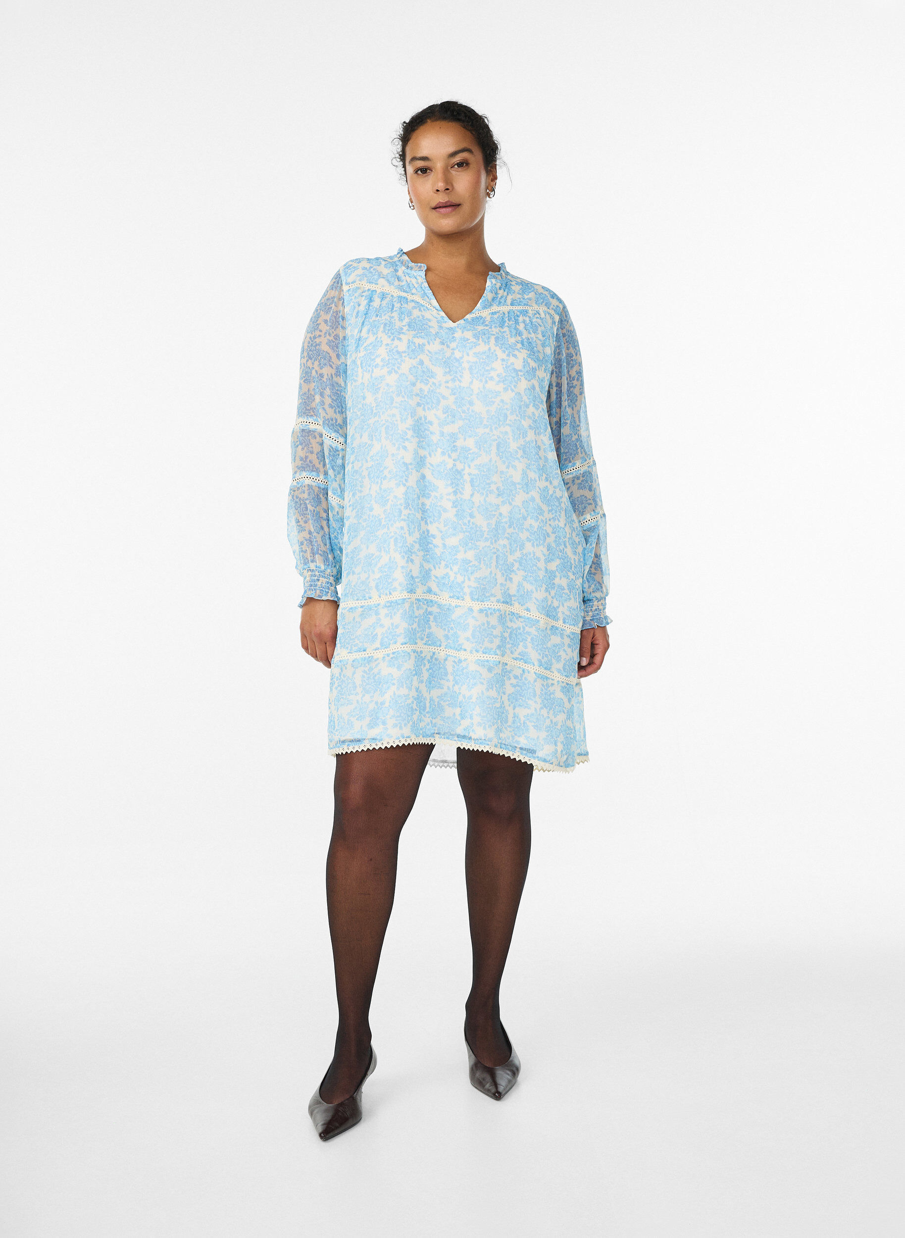Zizzi Robe courte en mousseline avec d&eacute;tails en crochet, Bleu Clair, Model image number 1