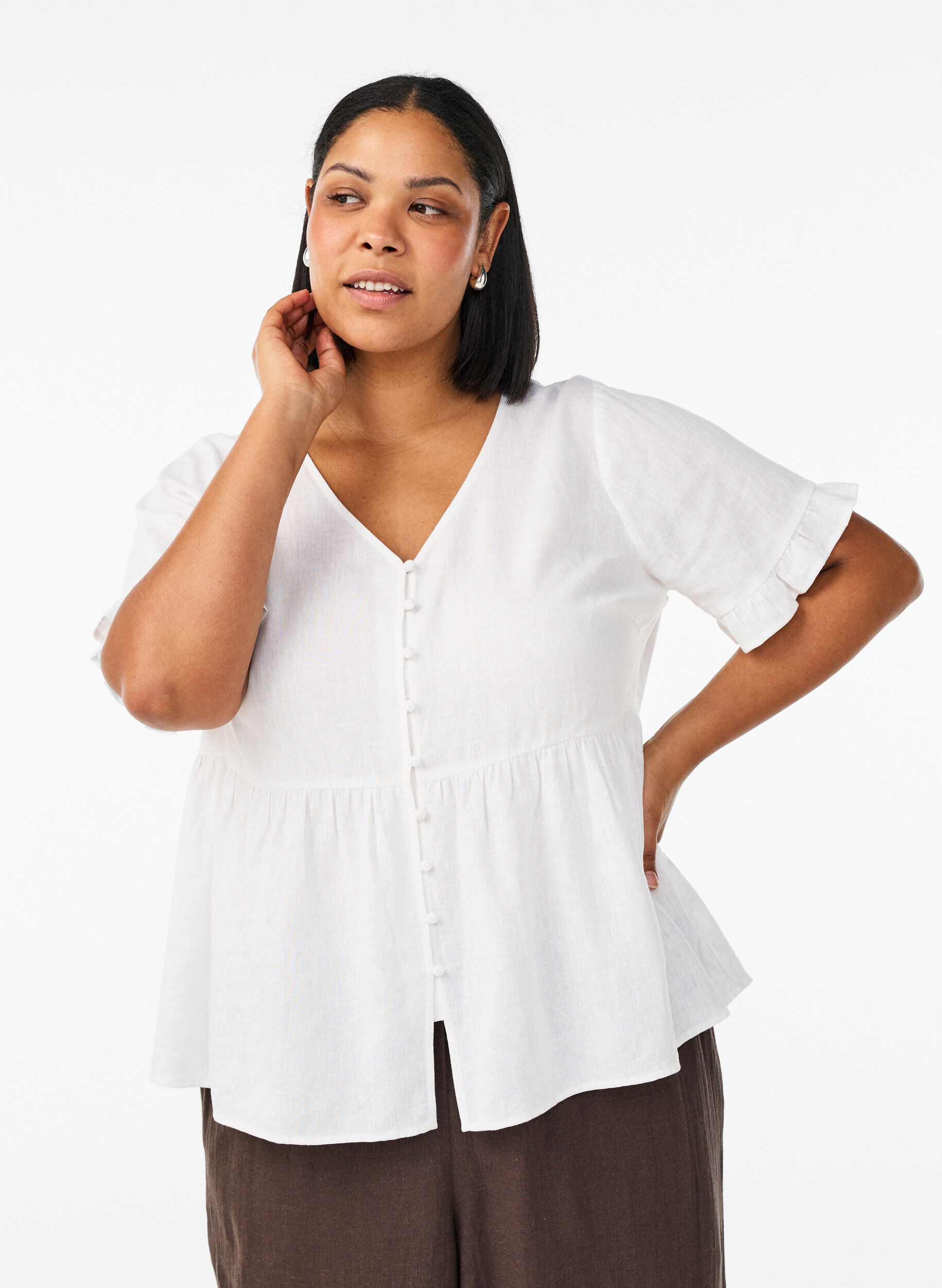 Blouse en lin et viscose avec un col en V et une fermeture boutonn&eacute;e, Blanc, Model