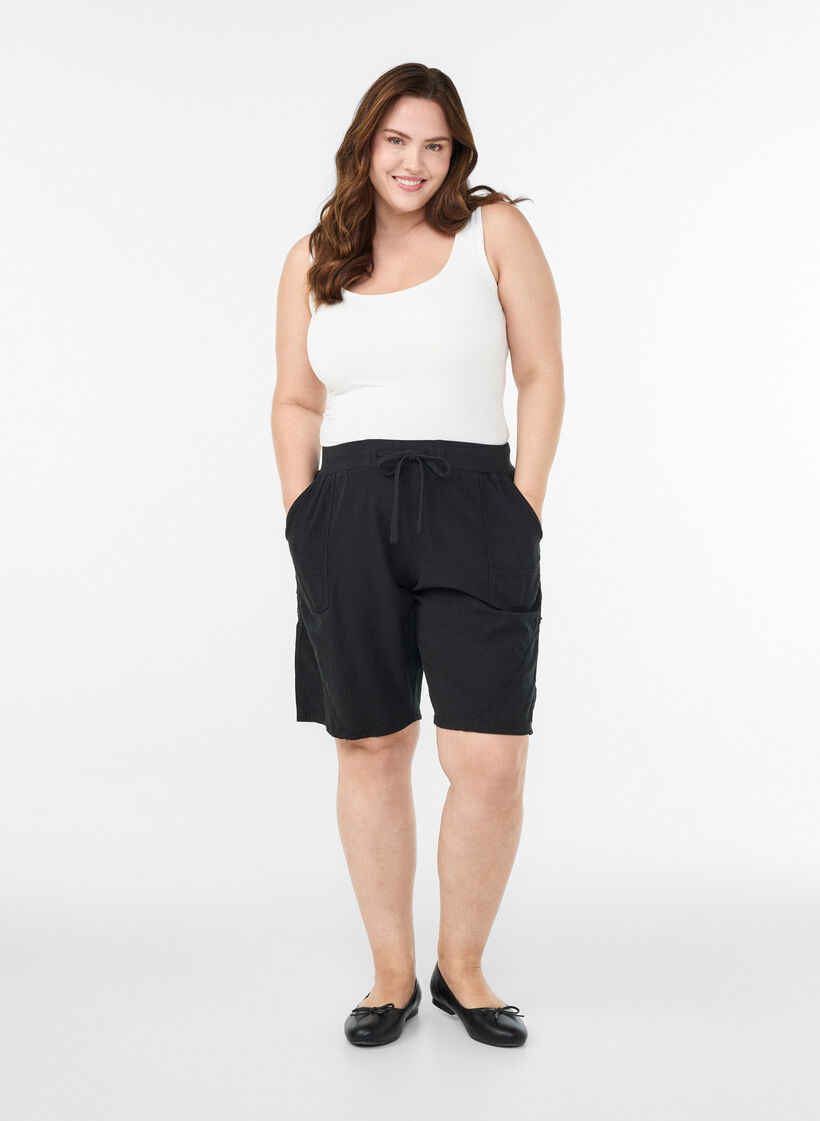 Short en coton ample avec poches, Noir, Model image number 1