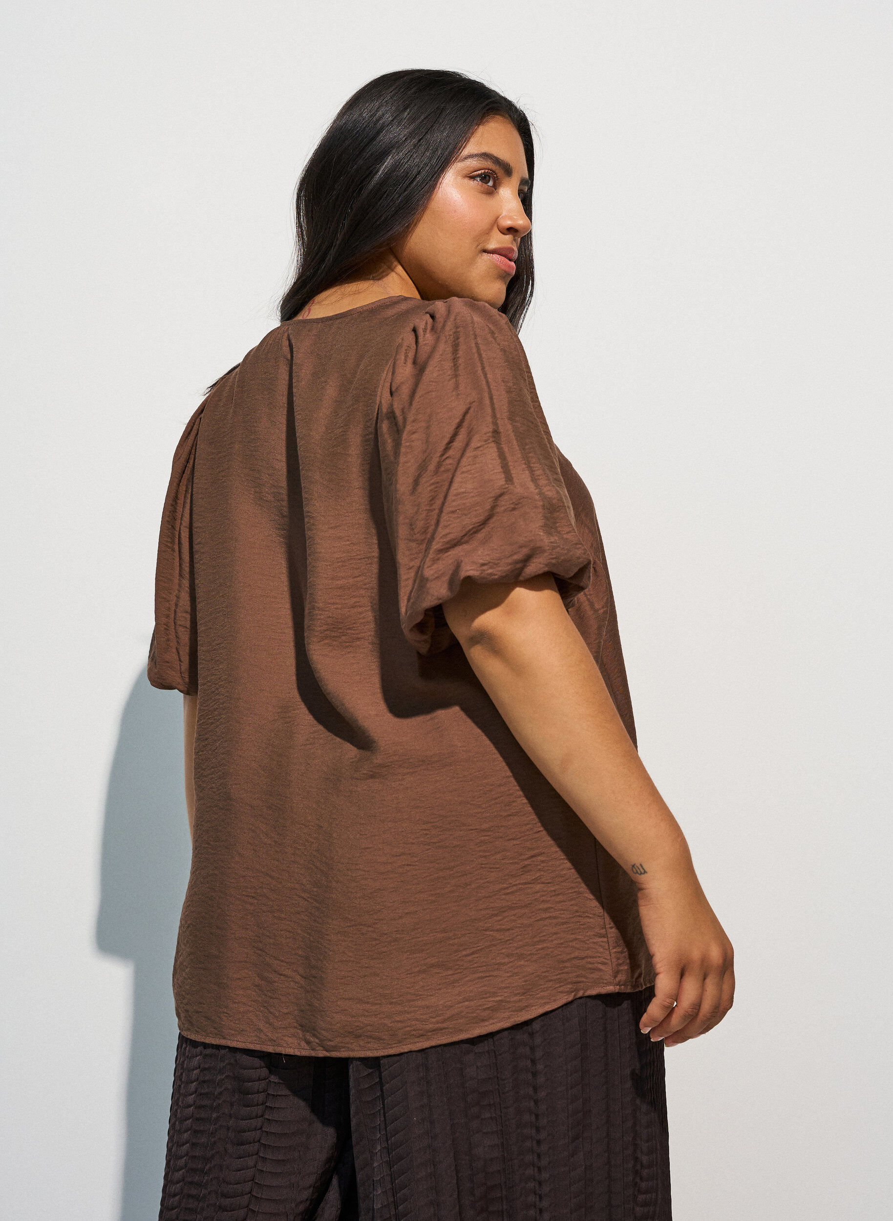 ZizziBlouse avec manches ballon et col en V, Marron, Model image number 2