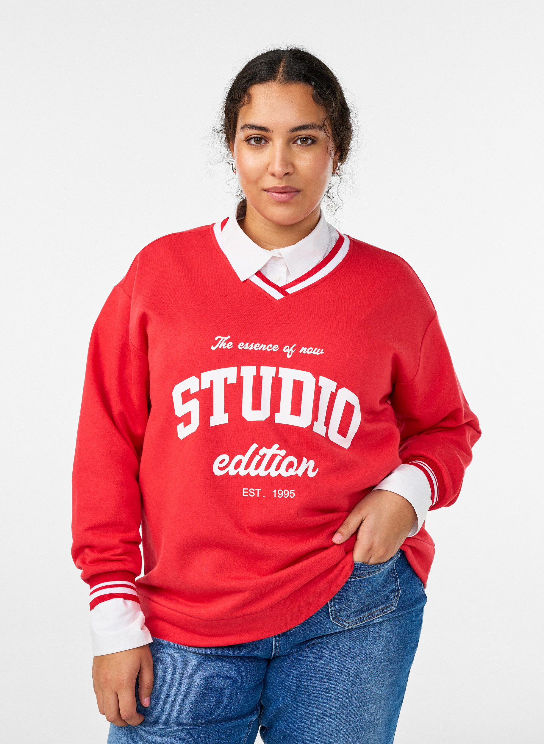 Sweatshirt avec col en V et imprim&eacute; texte, Rouge, Model