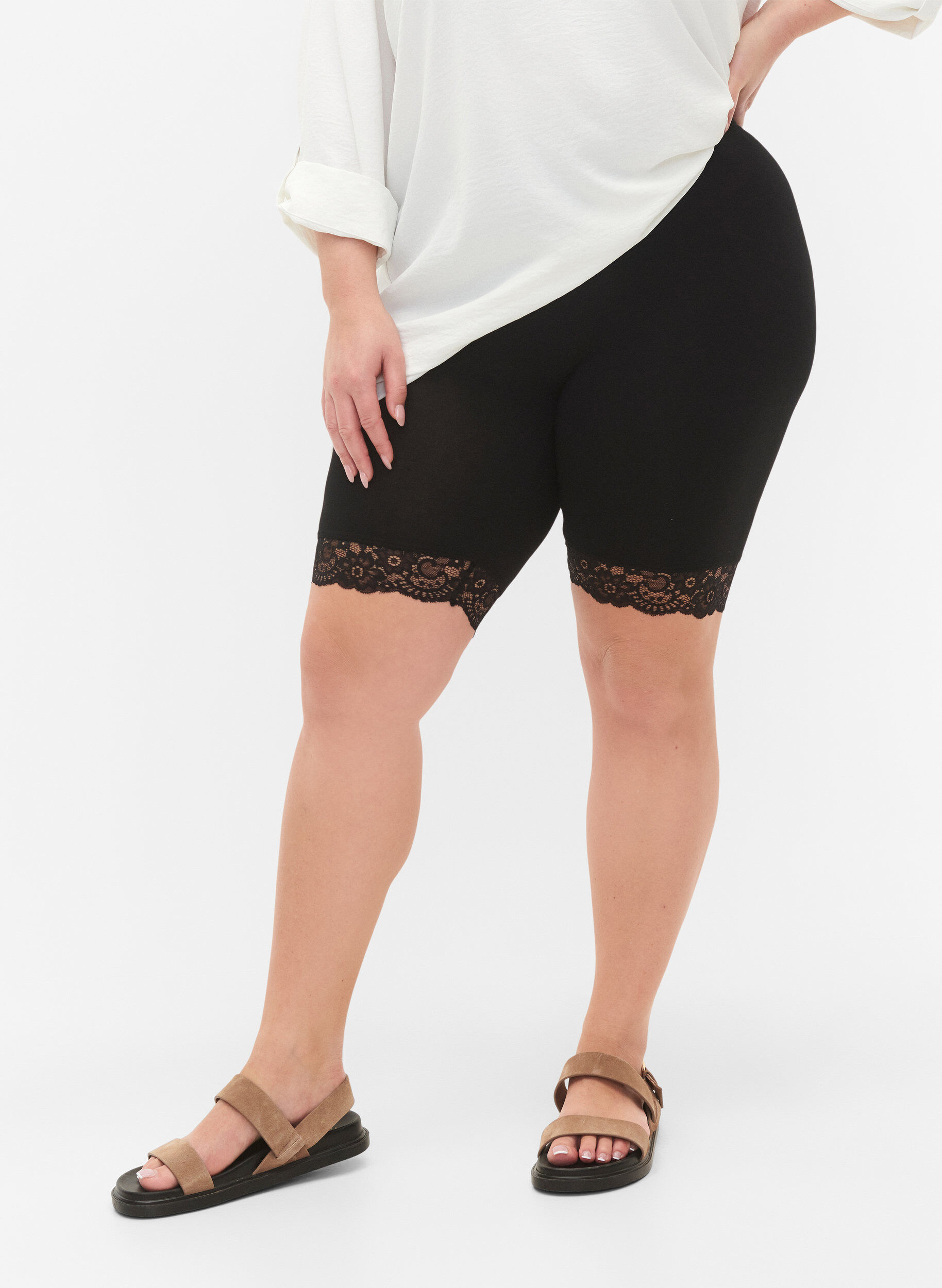 Short de cyclisme avec bordure en dentelle, Noir, Model