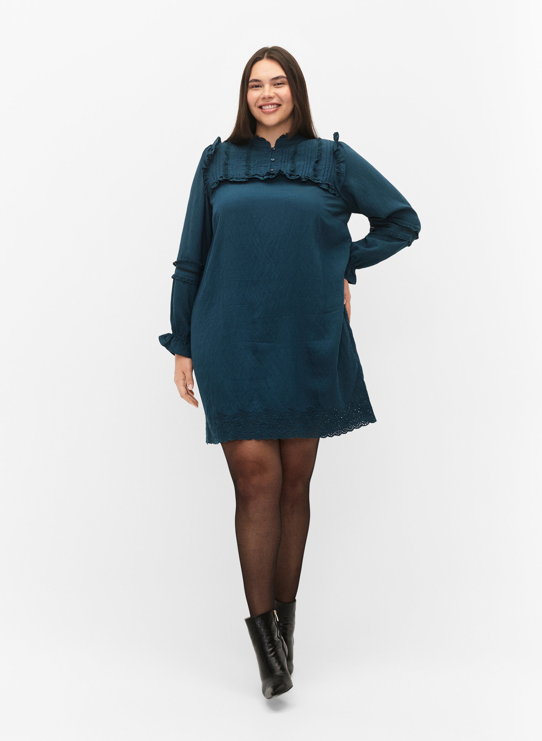 Zizzi Robe en viscose avec broderie anglaise et volants, Reflecting Pond, Model image number 3