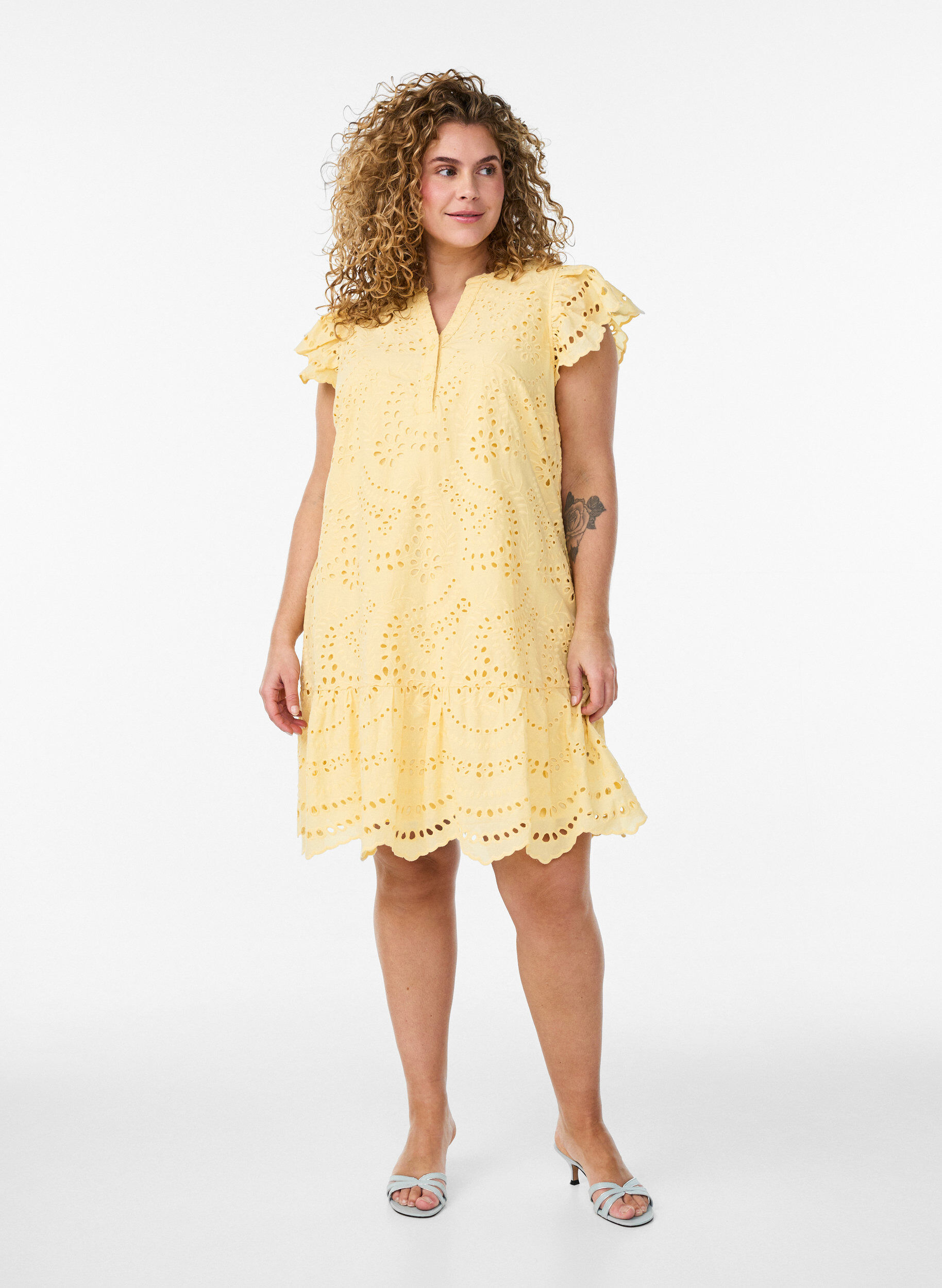 Zizzi Robe en broderie anglaise avec manches &agrave; volants, Jaune clair, Model image number 1