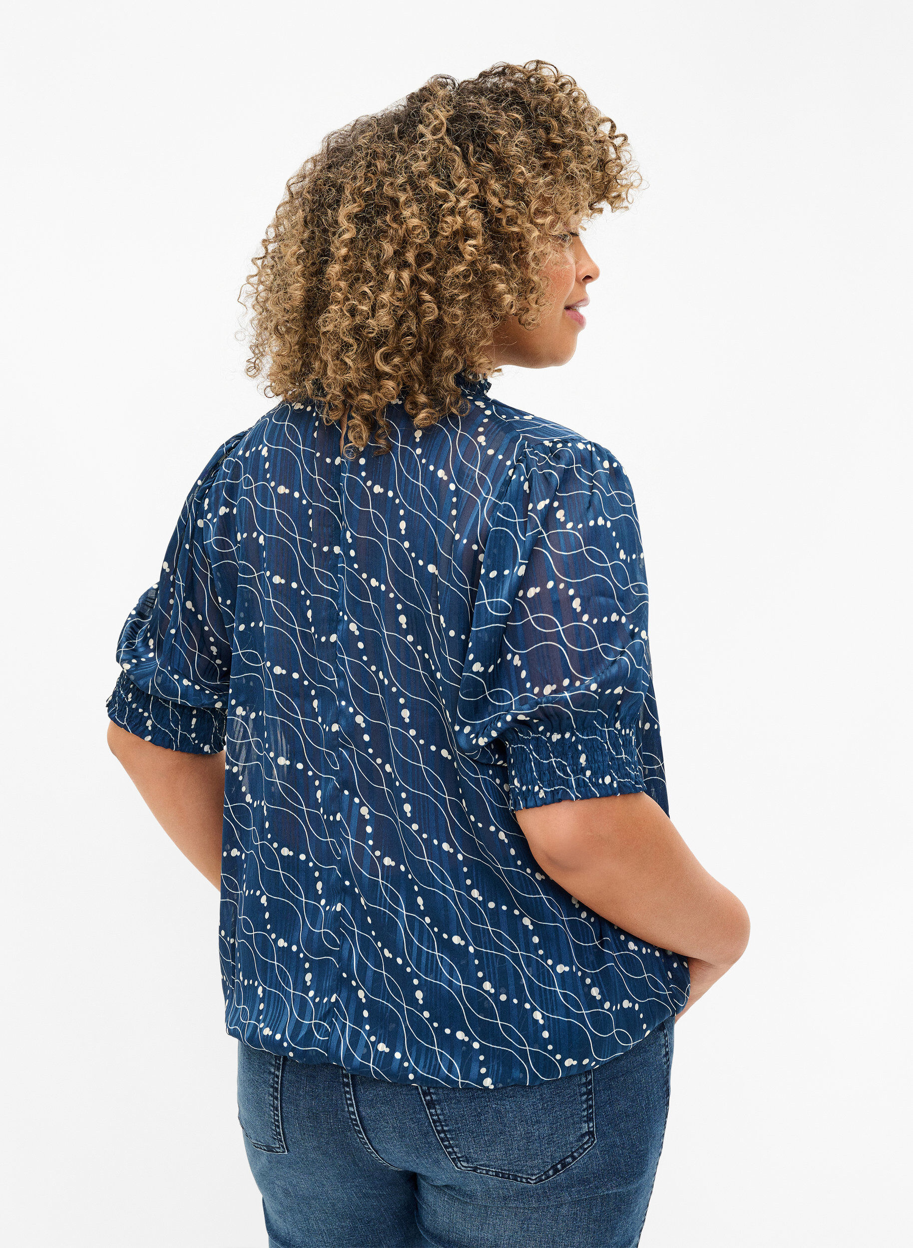 Zizzi Chemisier &agrave; manches courtes &agrave; smock avec imprim&eacute;, Dress Bl. Swirl AOP, Model image number 1