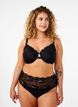Soutien-gorge couvrant en dentelle avec détail chaîne, Black, Model image number 3