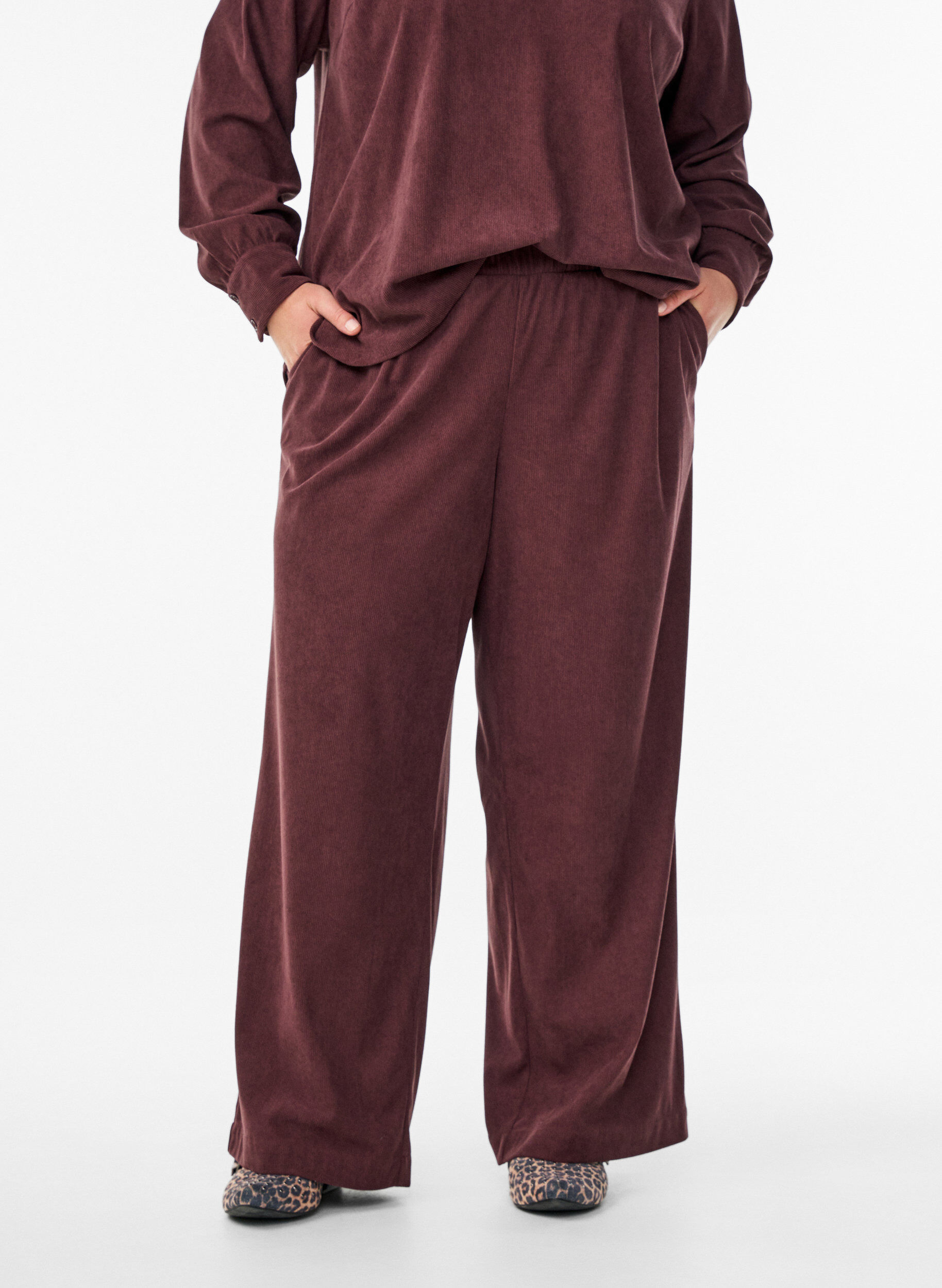 Zizzi Pantalon ample en velours, Bordeaux fonc&eacute;, Model image number 2
