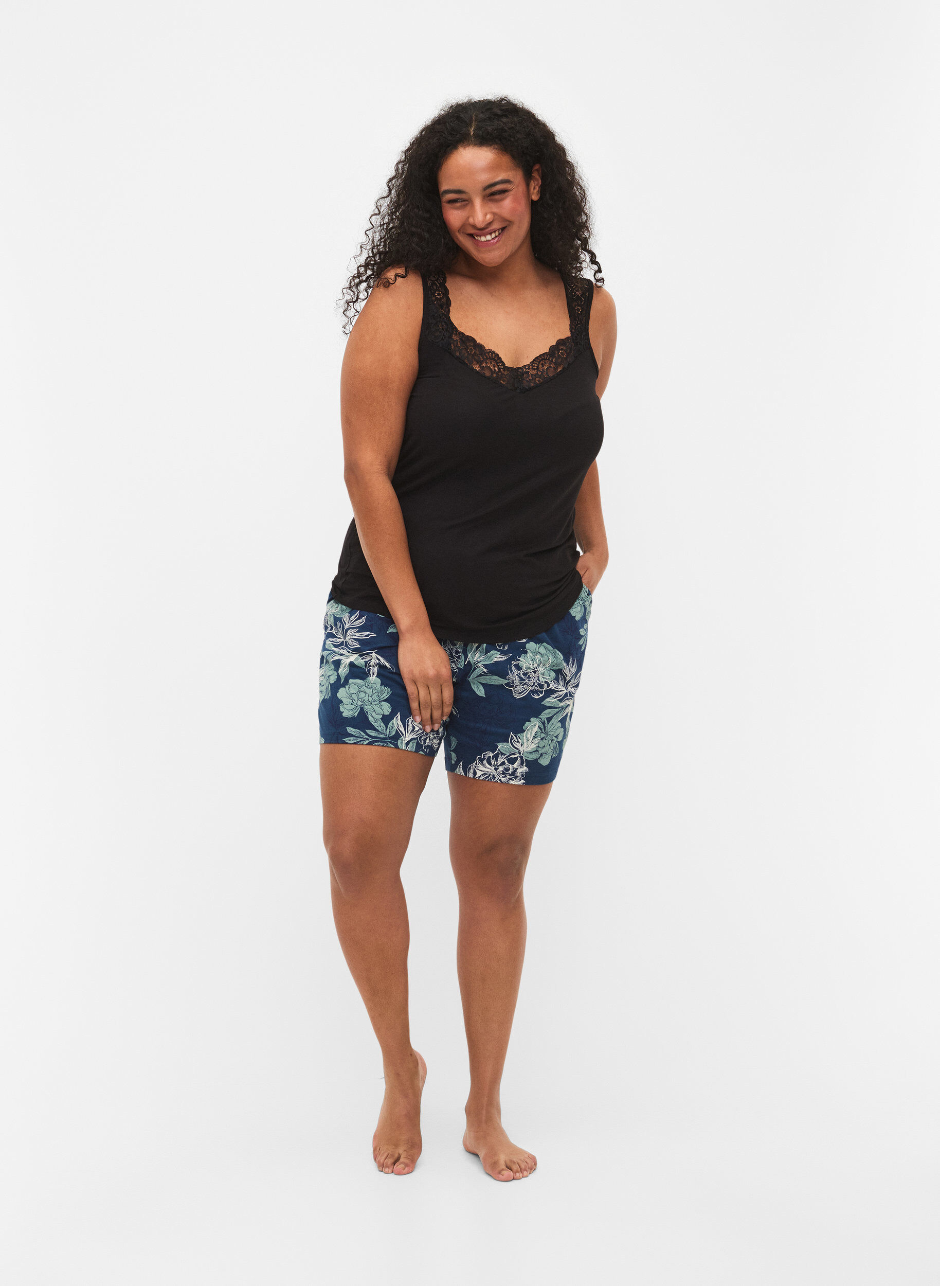 Zizzi Top en viscose avec bord en dentelle, Noir, Model image number 1