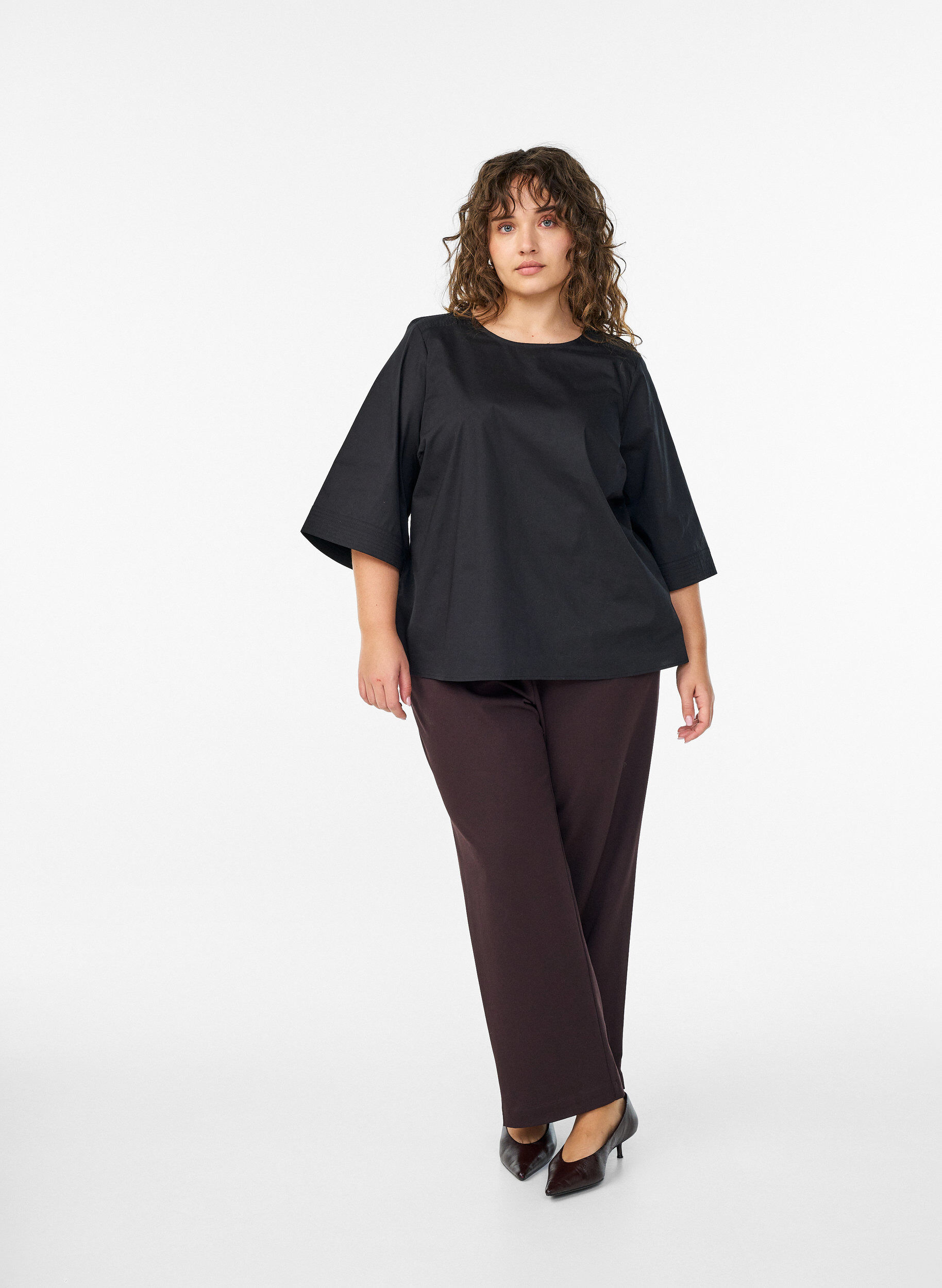 Zizzi Blouse avec surpiq&ucirc;res et manches 3/4, Noir, Model image number 1