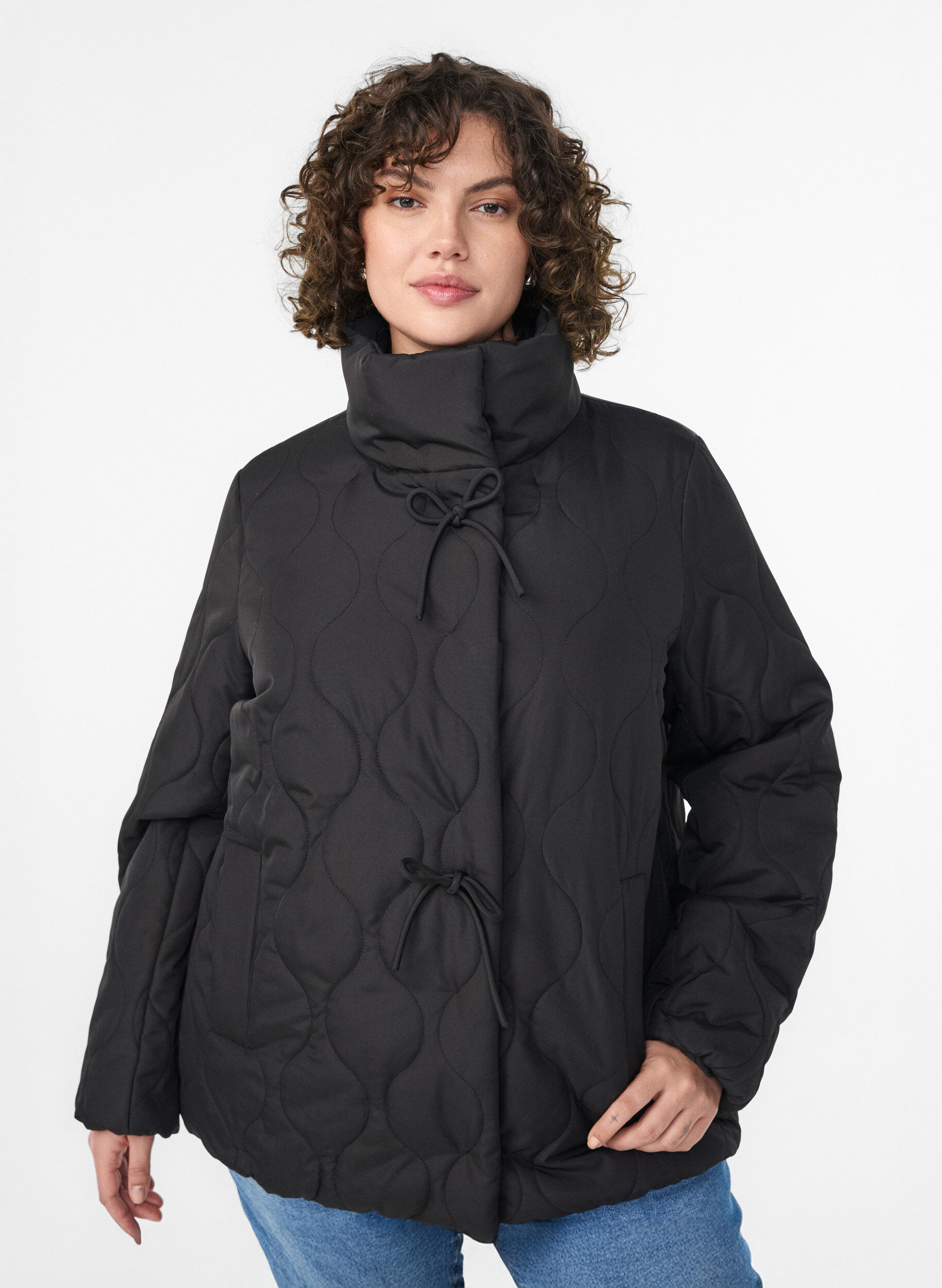 Veste courte matelass&eacute;e avec n&oelig;uds et col montant, Noir, Model