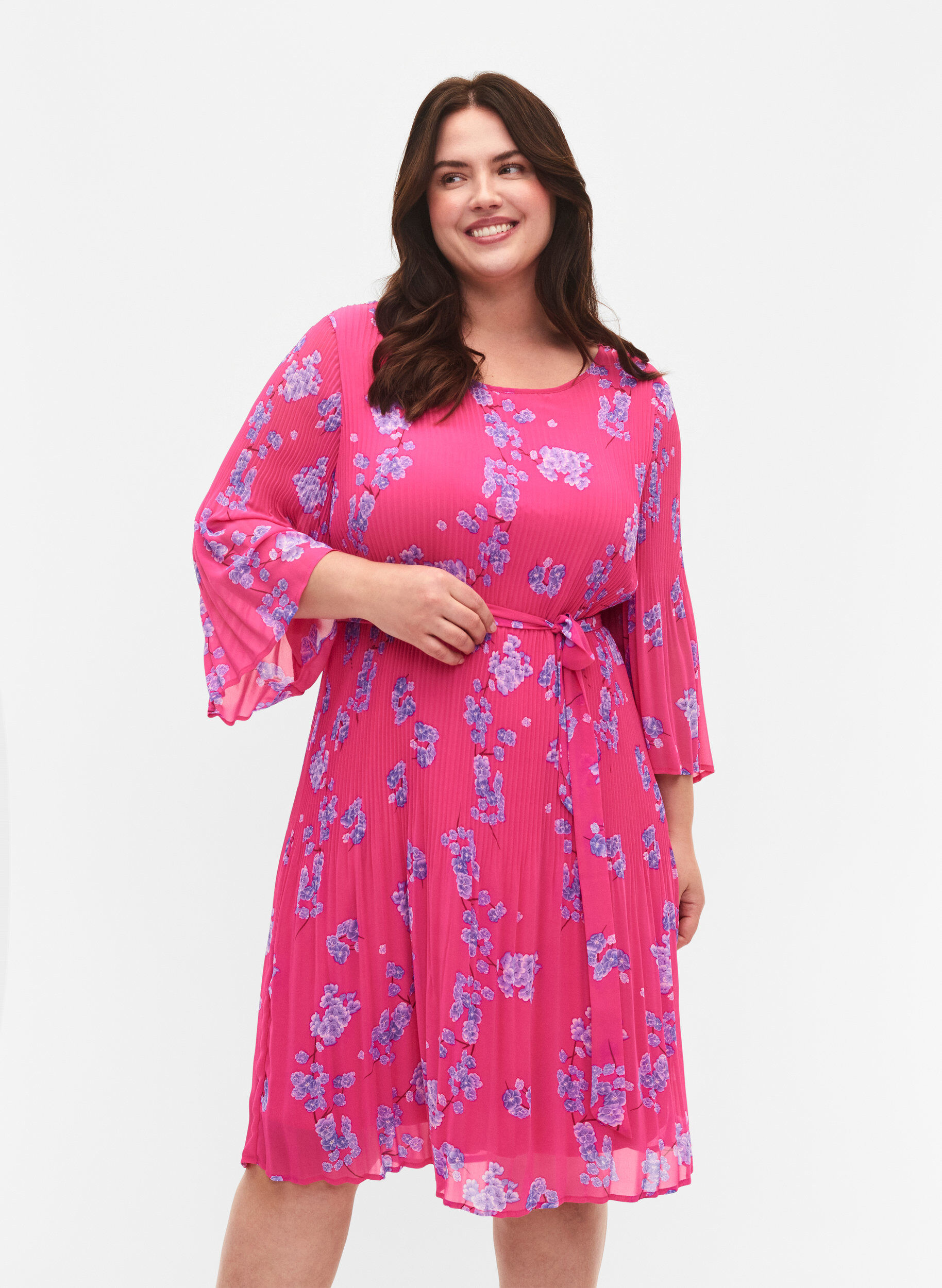 Zizzi Robe pliss&eacute;e imprim&eacute;e avec lien &agrave; nouer, Beetroot Purple AOP, Model image number 0