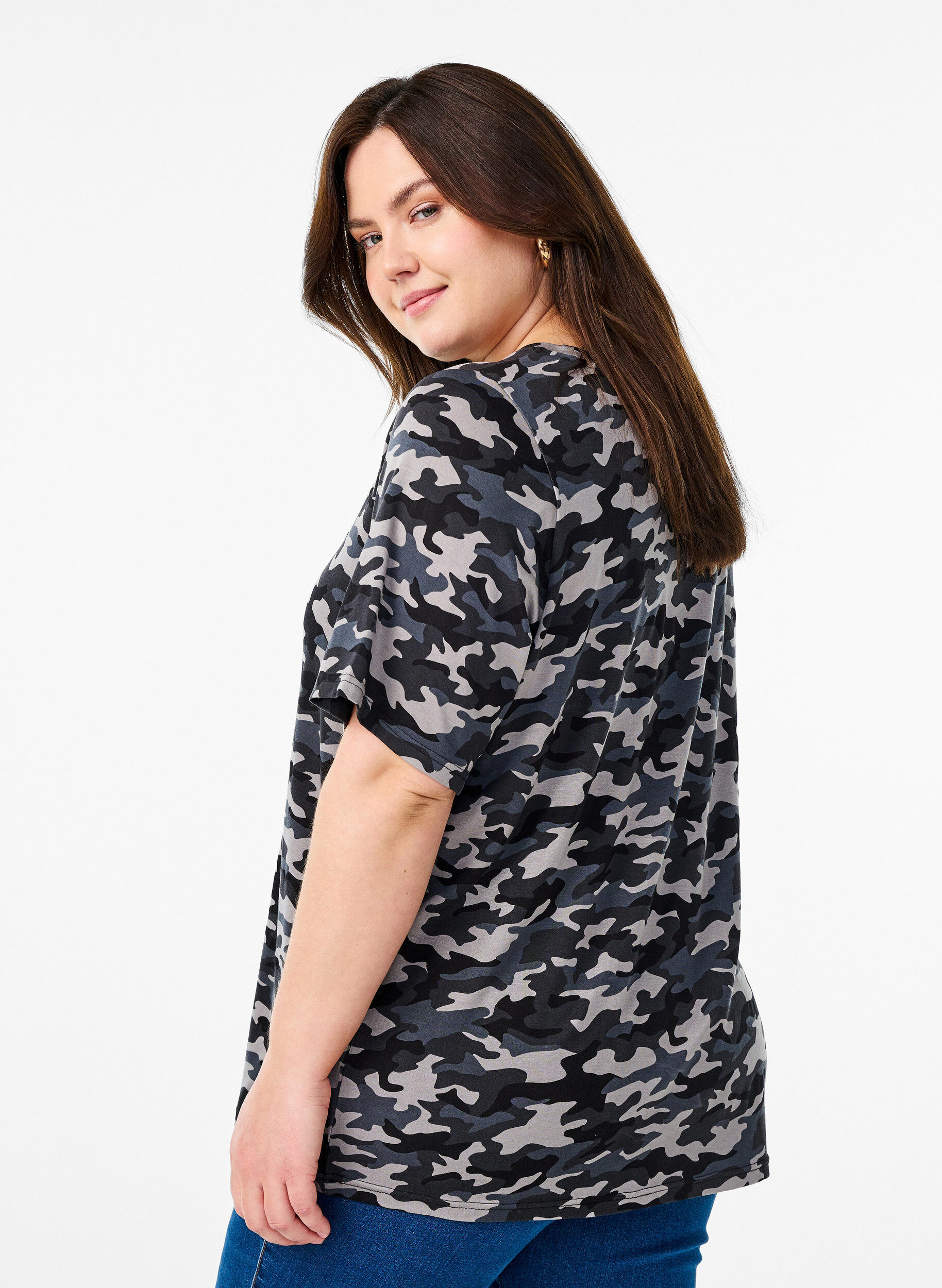 Zizzi T-shirt avec TENCEL&trade; Lyocell et impression camouflage, Gris, Model image number 2