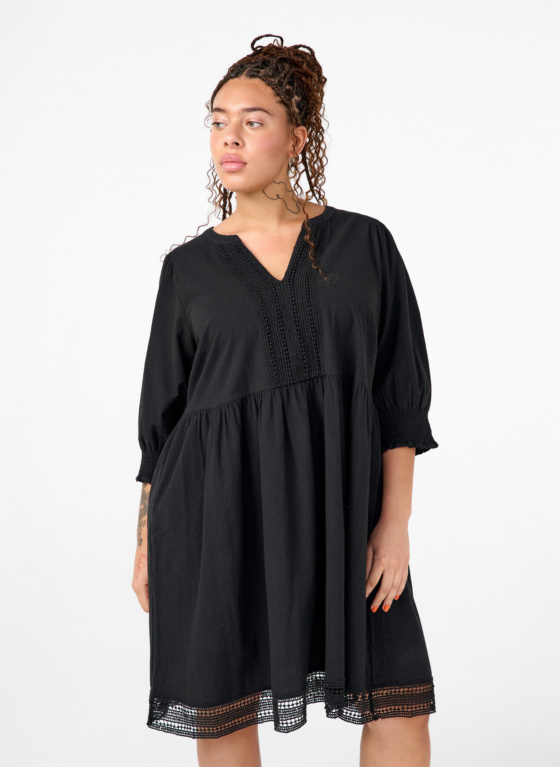 Zizzi Robe en coton avec d&eacute;tails en crochet, Black, Model image number 0