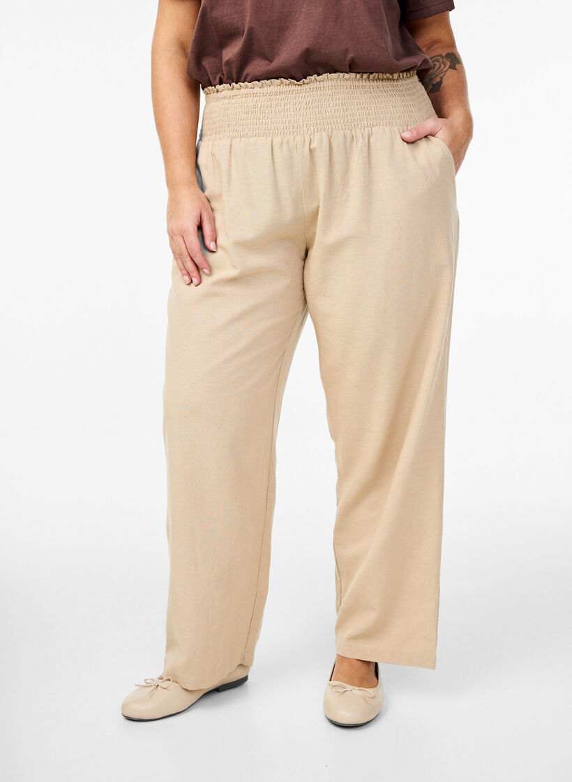 Pantalon smock&eacute; avec lin, Beige, Model image number 2