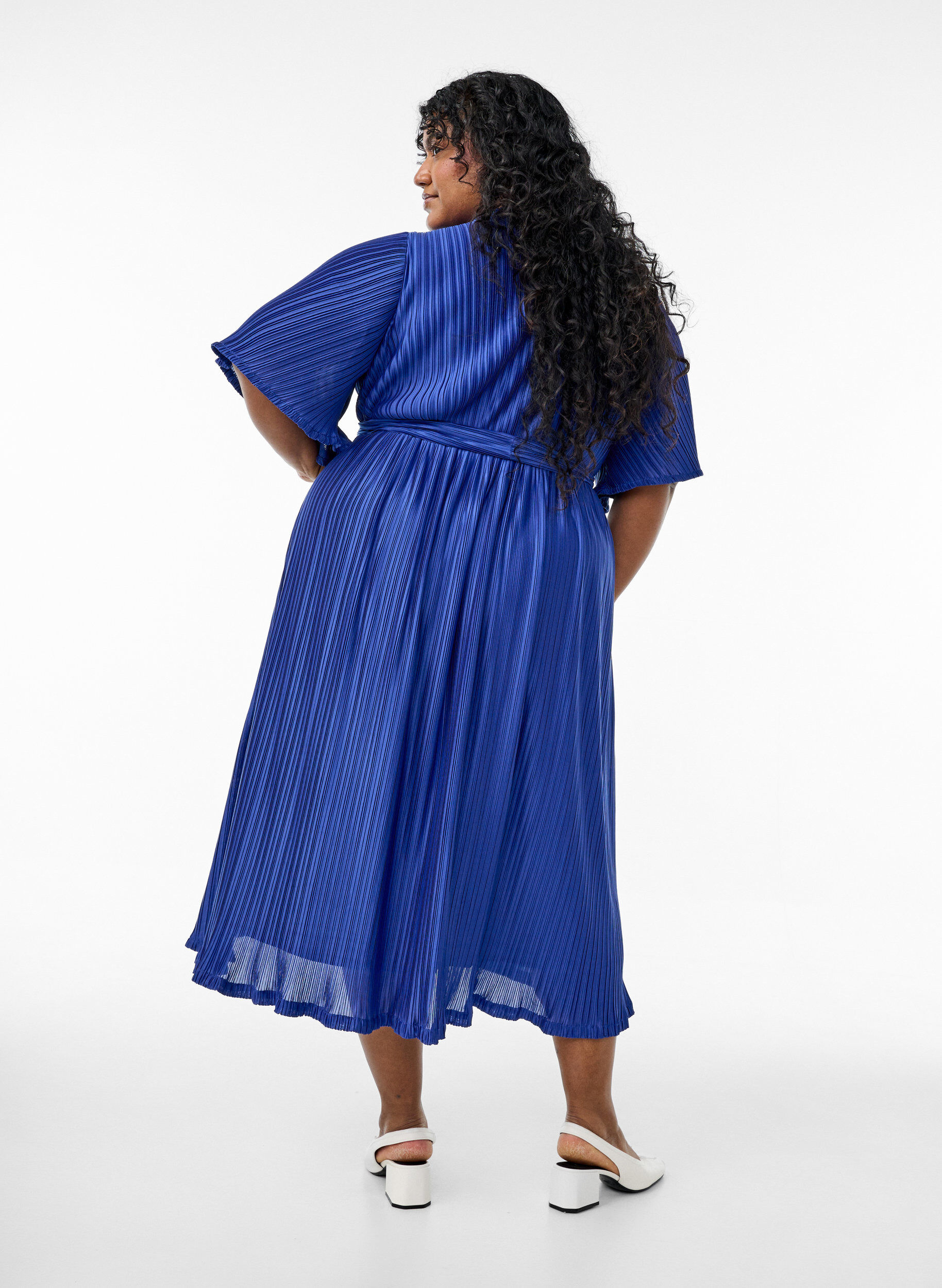 Zizzi Robe midi pliss&eacute;e avec manches chauve-souris, Bleu, Model image number 1