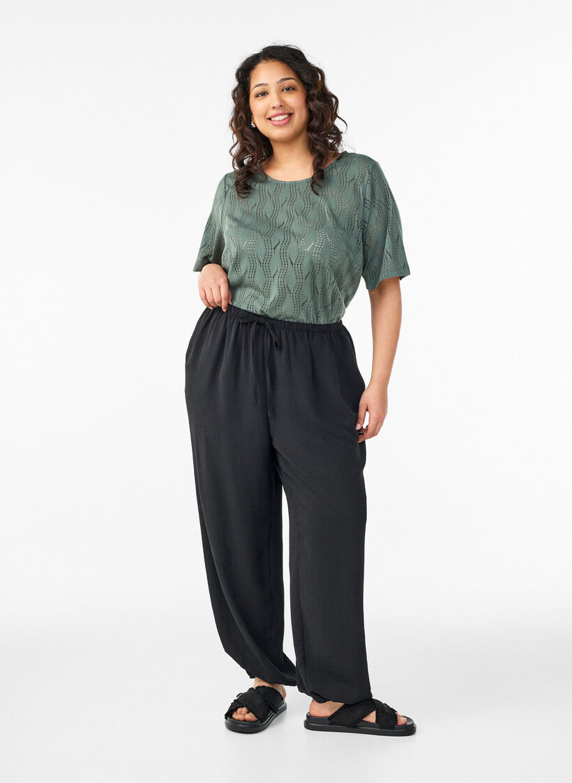 T-shirt en jersey avec broderie ajour&eacute;e, Vert fonc&eacute;, Model image number 1