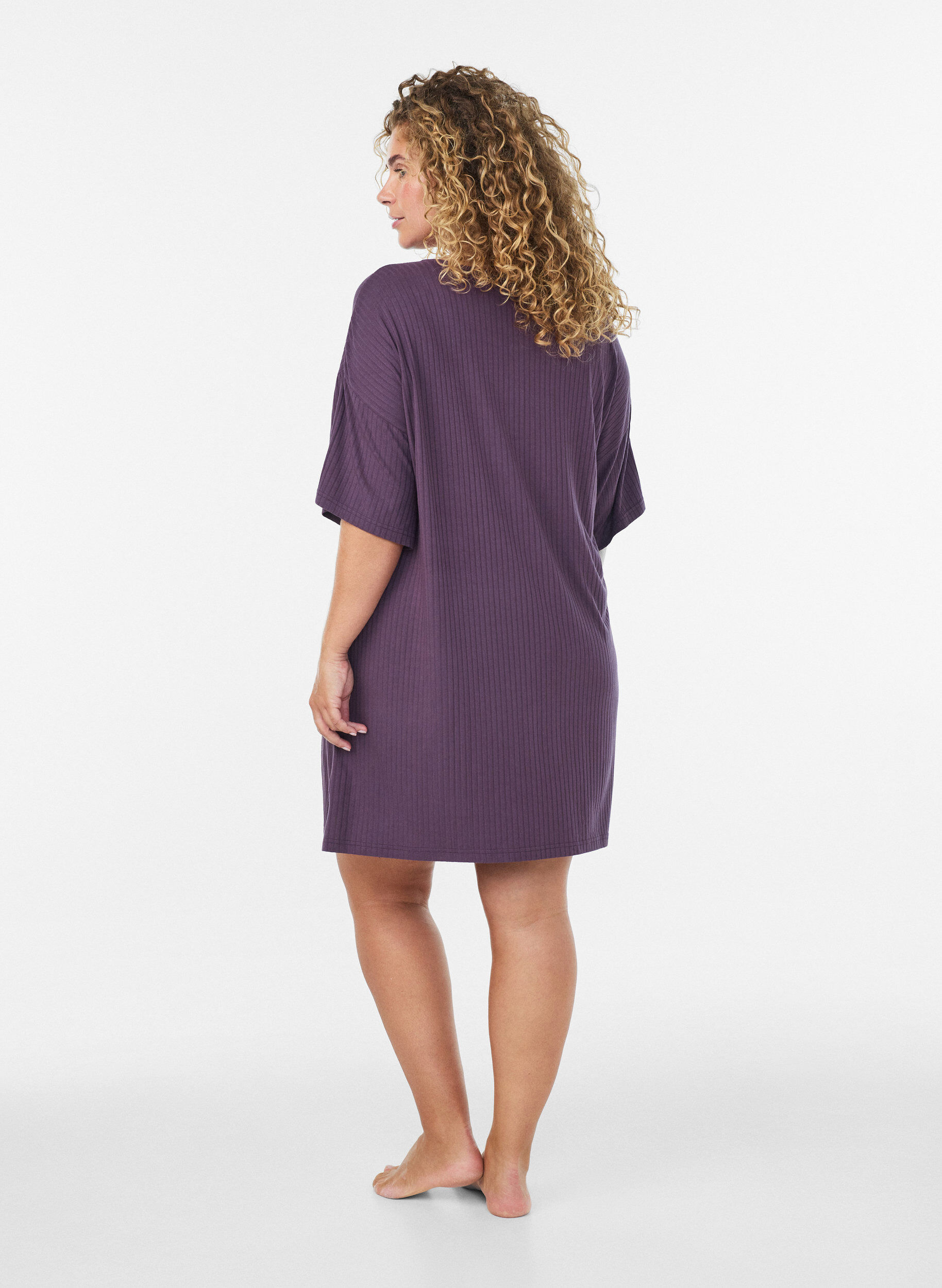 ZizziChemise de nuit en jersey de viscose &agrave; texture c&ocirc;tel&eacute;e, Violet, Model image number 2