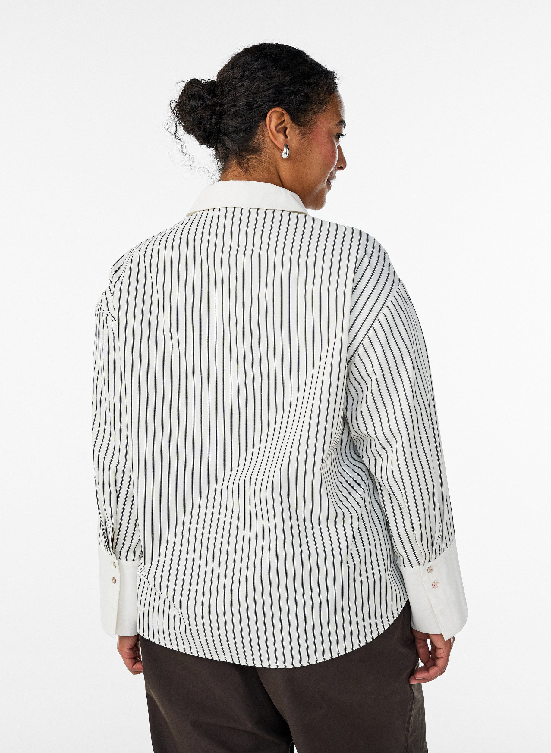Zizzi Chemise ample &agrave; rayures avec de larges poignets, Blanc, Model image number 2