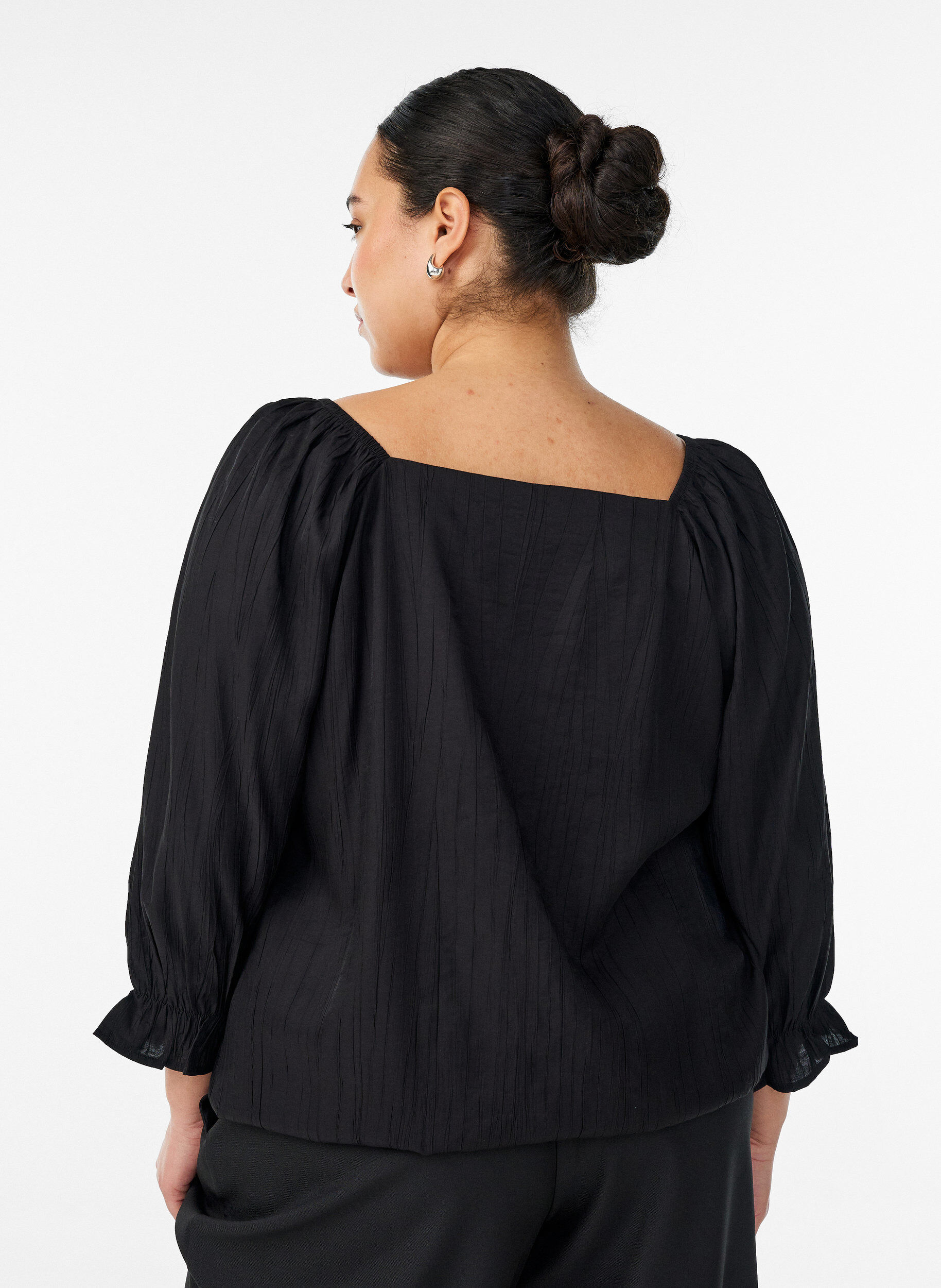 Zizzi Blouse en viscose &agrave; col carr&eacute; et manches 3/4, Noir, Model image number 2