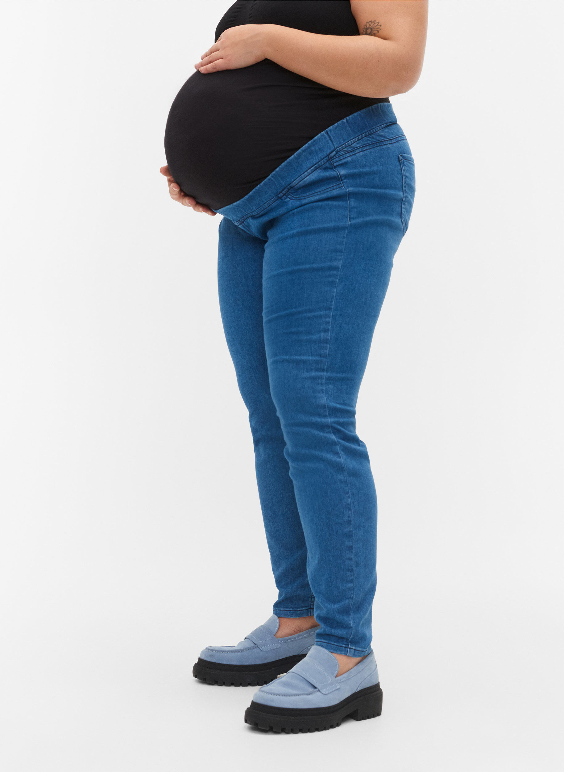 Zizzi Jegging de grossesse avec poches arri&egrave;re, Blue denim, Model image number 2