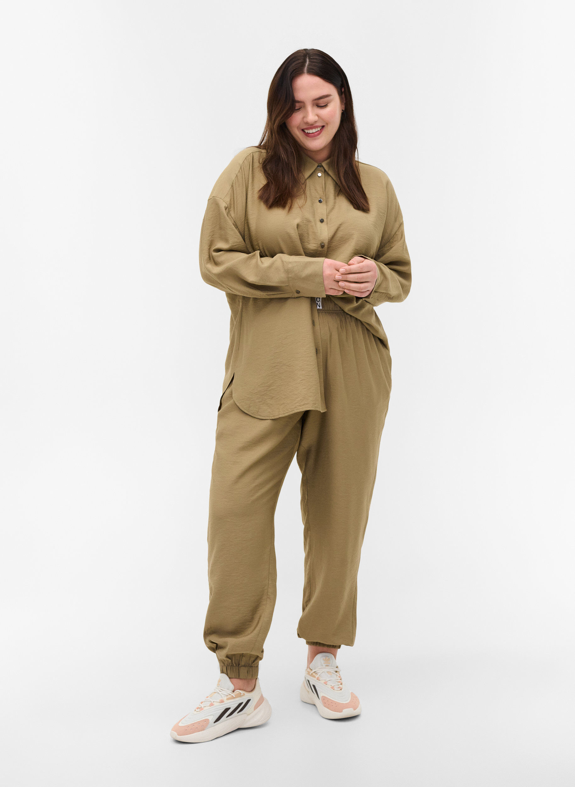 Zizzi Pantalon ample en viscose avec bord &eacute;lastiqu&eacute; et poches, Timber Wolf, Model image number 0