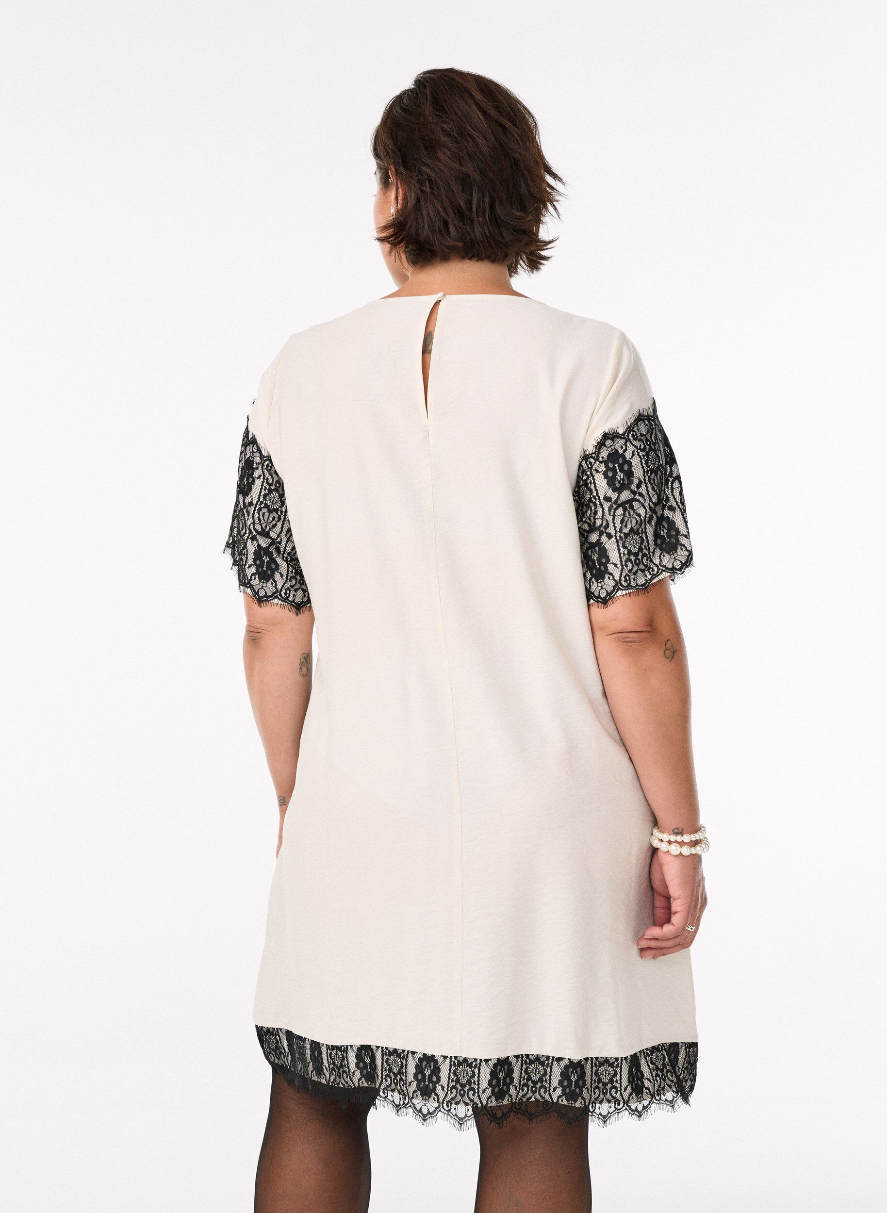 Zizzi Robe courte avec des empi&egrave;cements en dentelle contrastants, Beige, Model image number 2