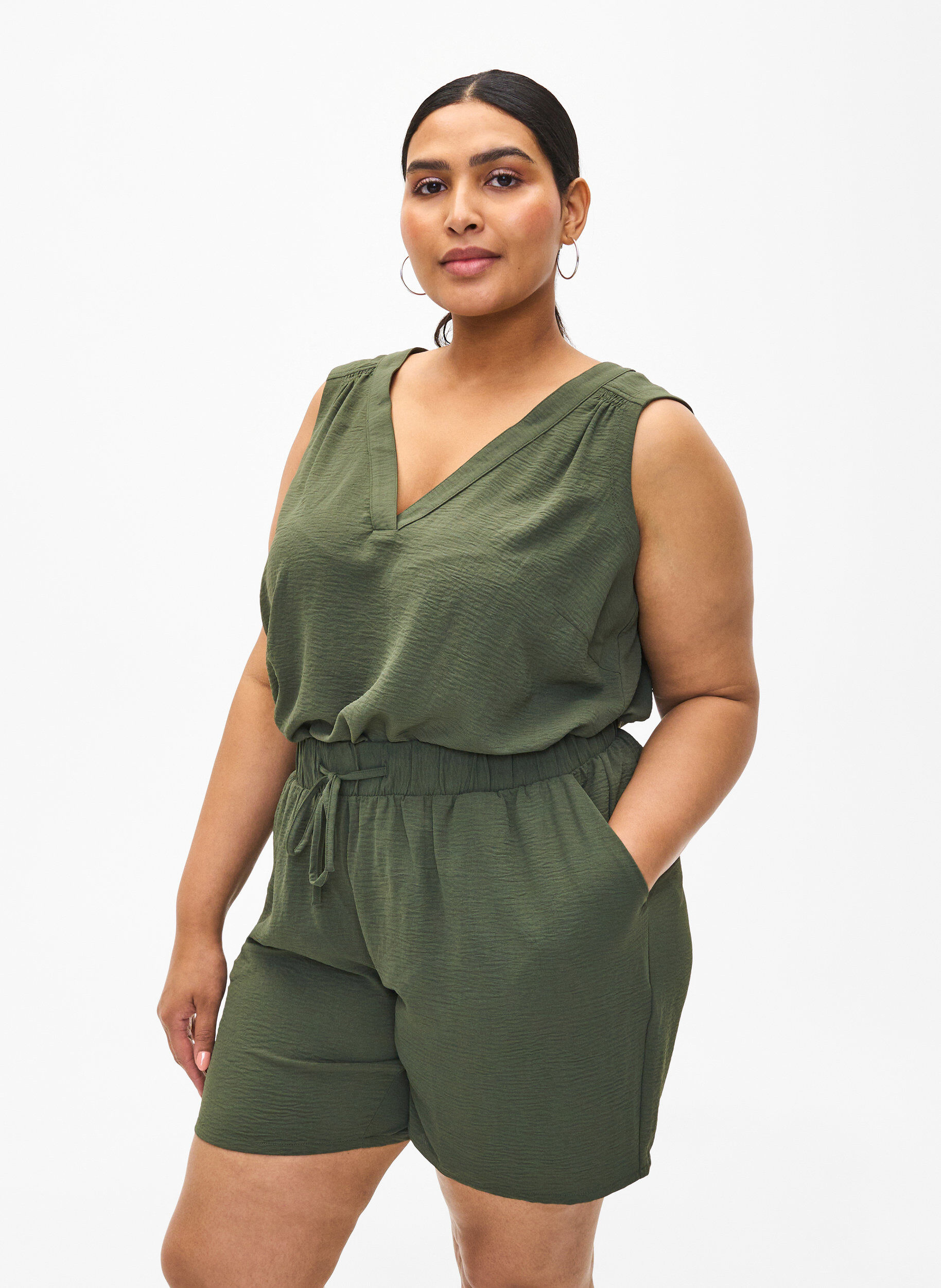 Short avec poches et ceinture &eacute;lastique, Vert, Model
