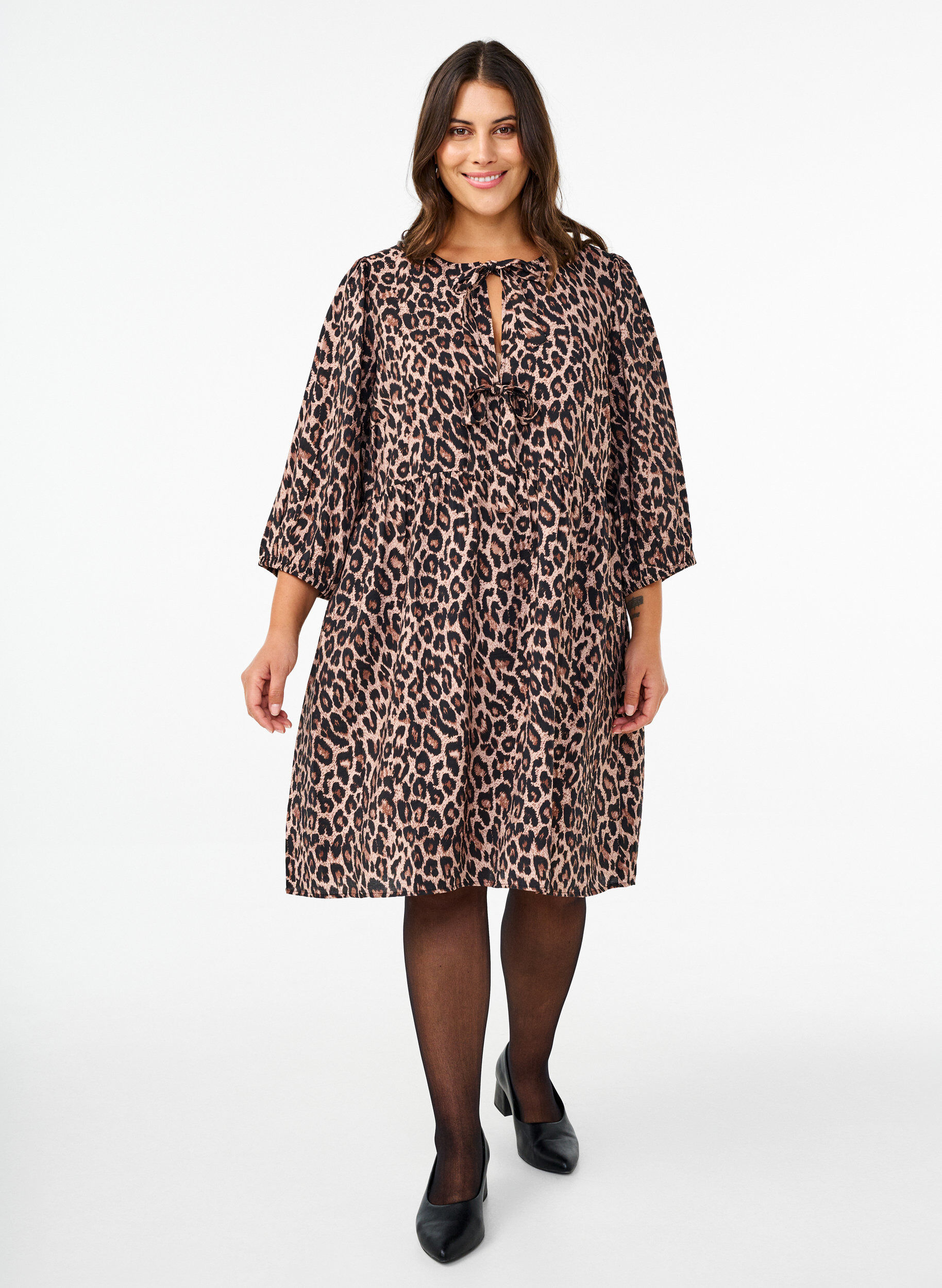 Zizzi Robe avec d&eacute;coration n&oelig;uds et manches 3/4, LEO AOP, Model image number 3