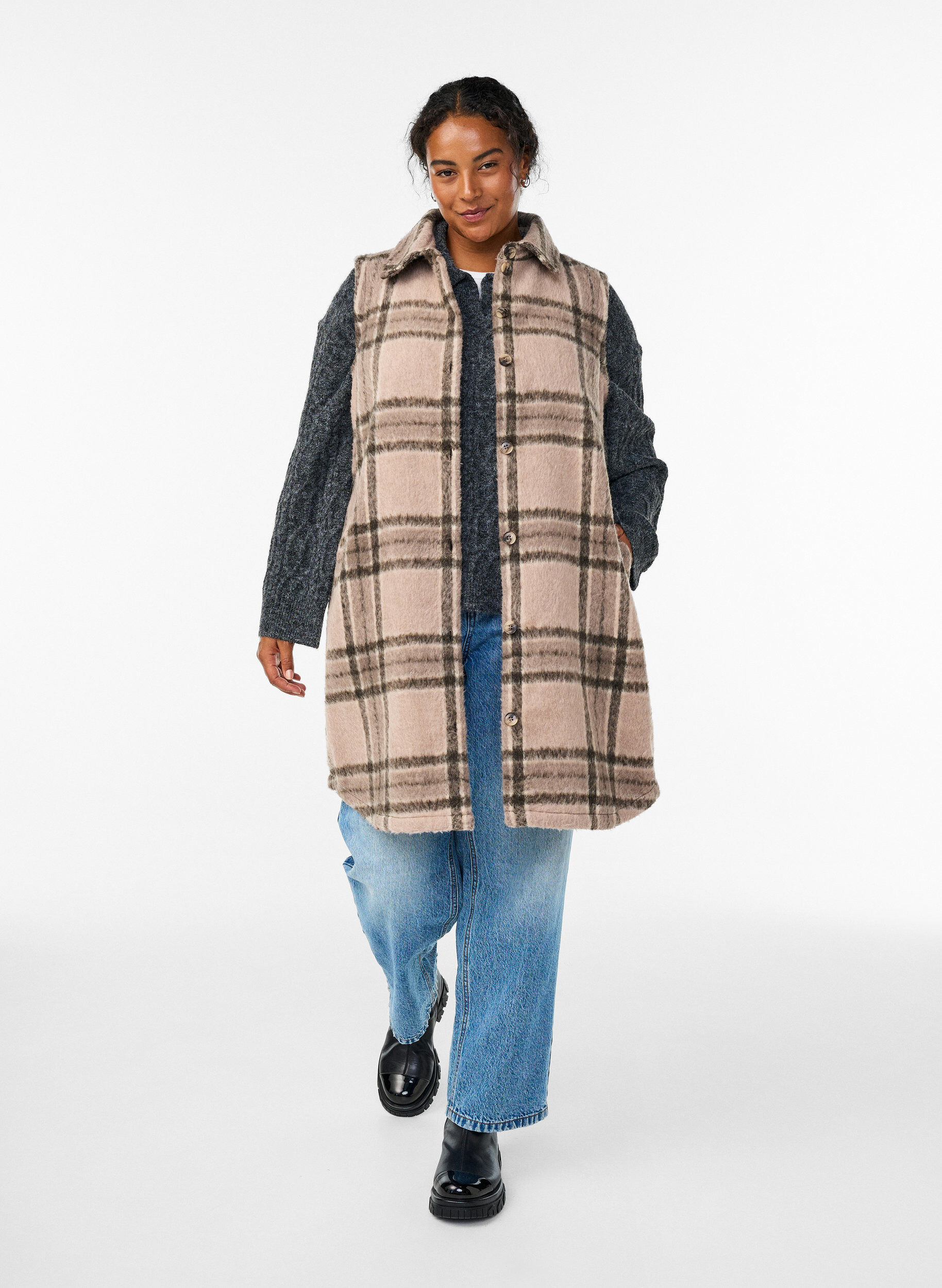 Zizzi Gilet long &agrave; carreaux en tissu bross&eacute;, Beige, Model image number 1