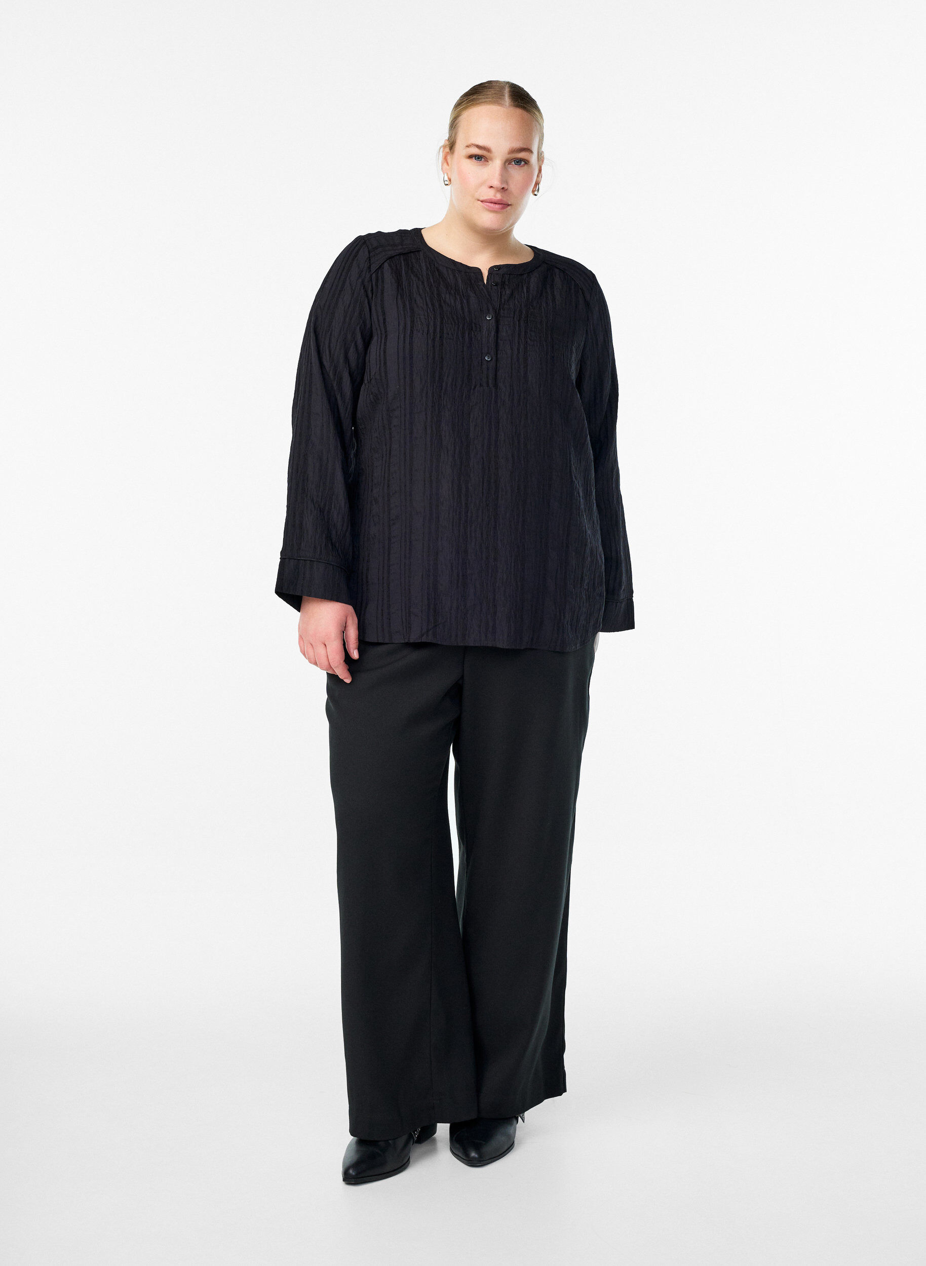 Zizzi Blouse avec texture ton sur ton et boutons, Noir, Model image number 1