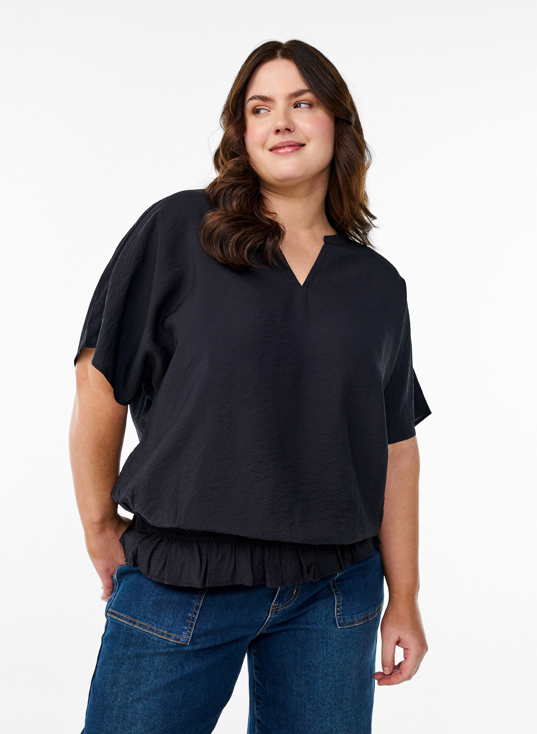 Zizzi Blouse &agrave; manches courtes et ourlet volant&eacute;, Noir, Model image number 0