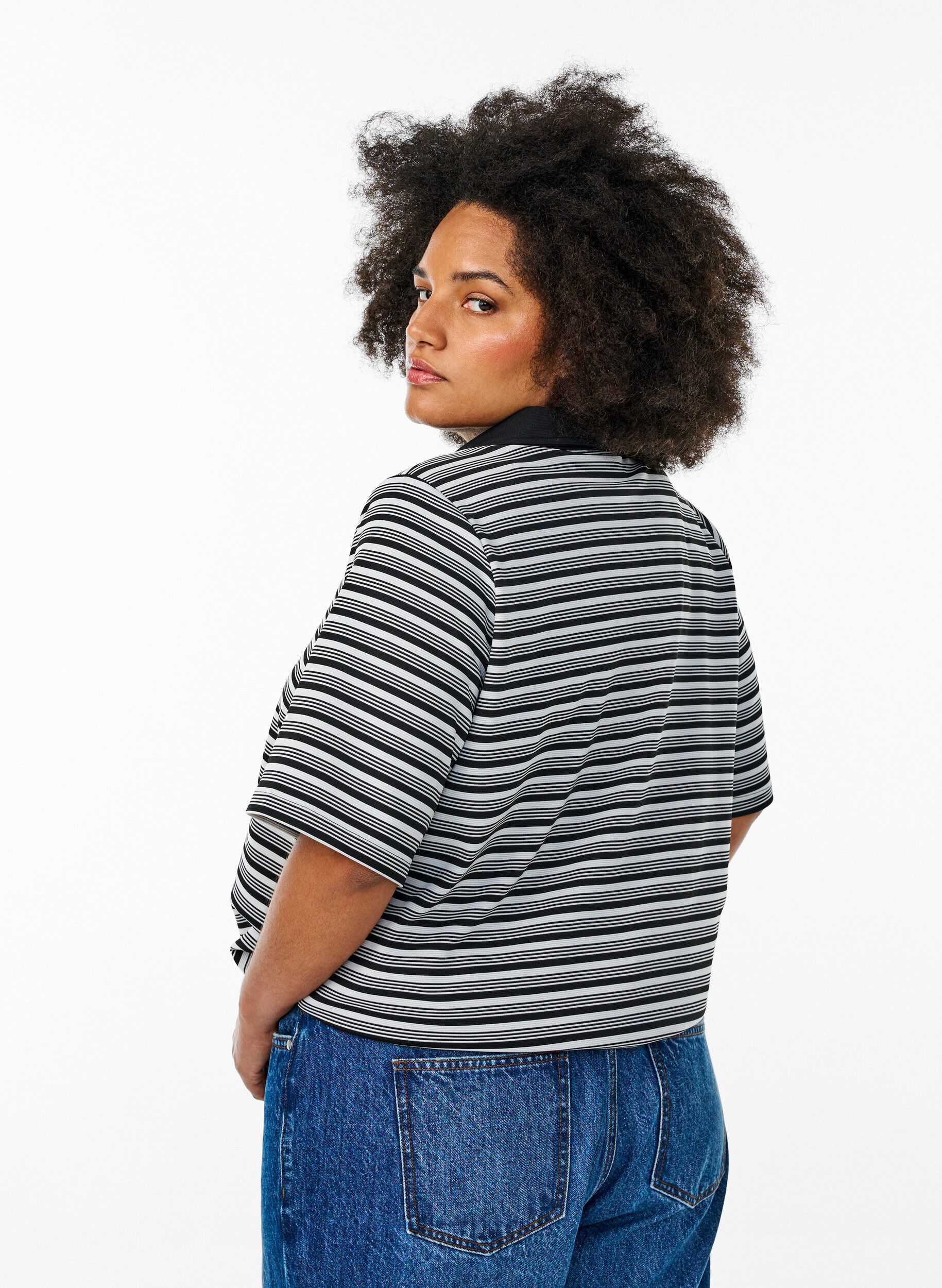 Zizzi Polo ray&eacute; &agrave; manches courtes et fermeture &eacute;clair, Noir, Model image number 2