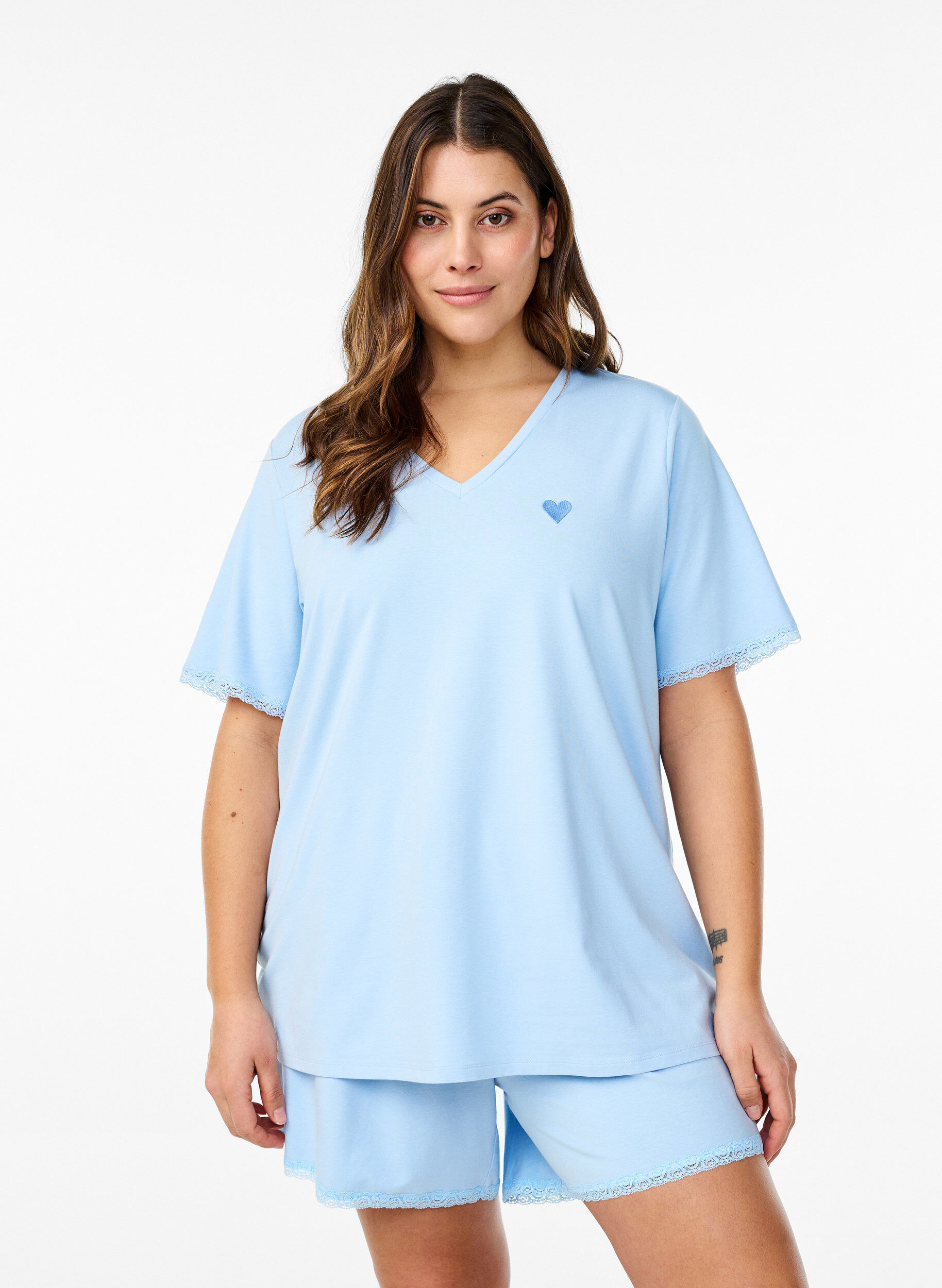 Short ample en m&eacute;lange de modal avec bordure en dentelle, Dutch Canal, Model