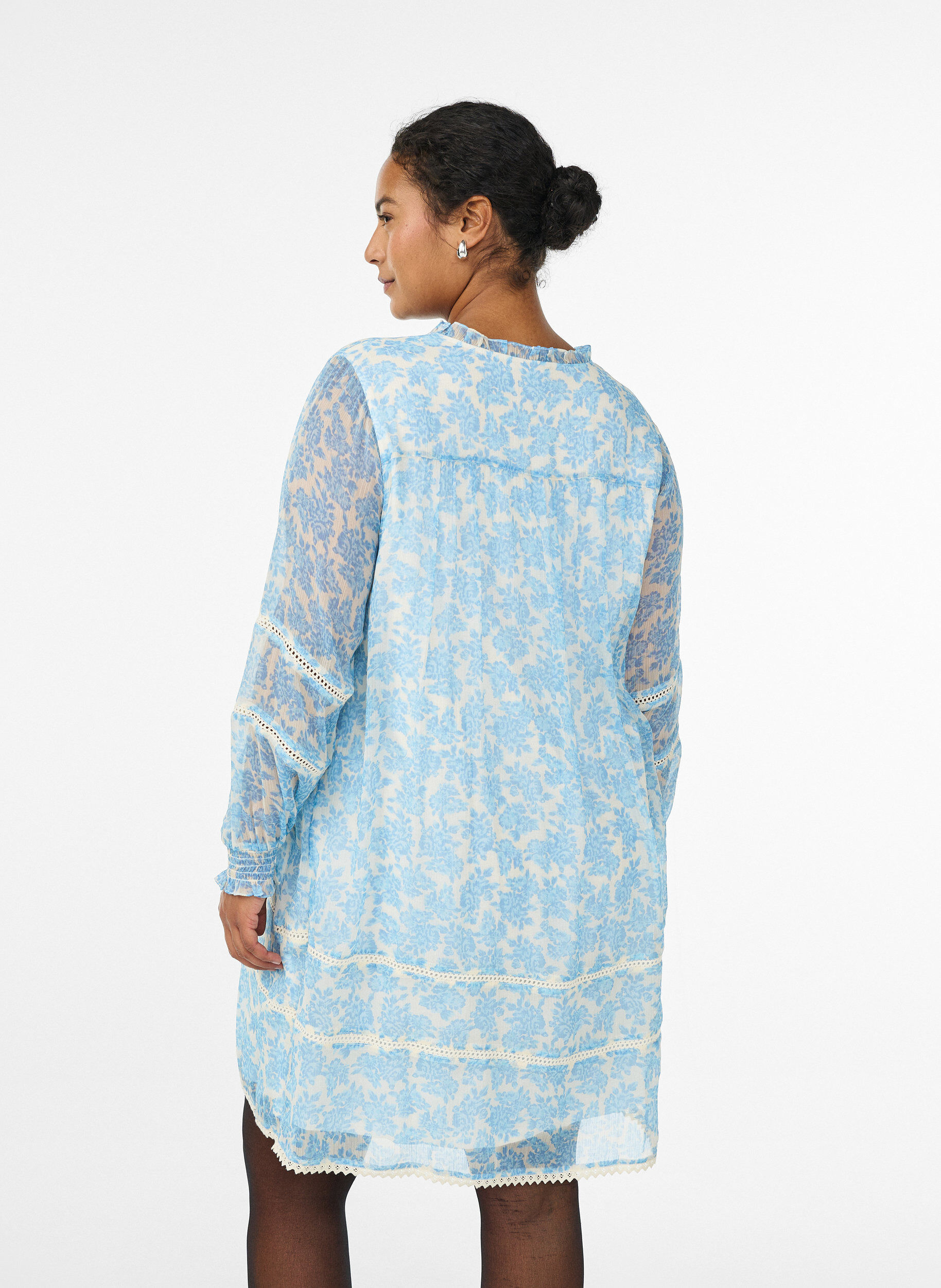 Zizzi Robe courte en mousseline avec d&eacute;tails en crochet, Bleu Clair, Model image number 2