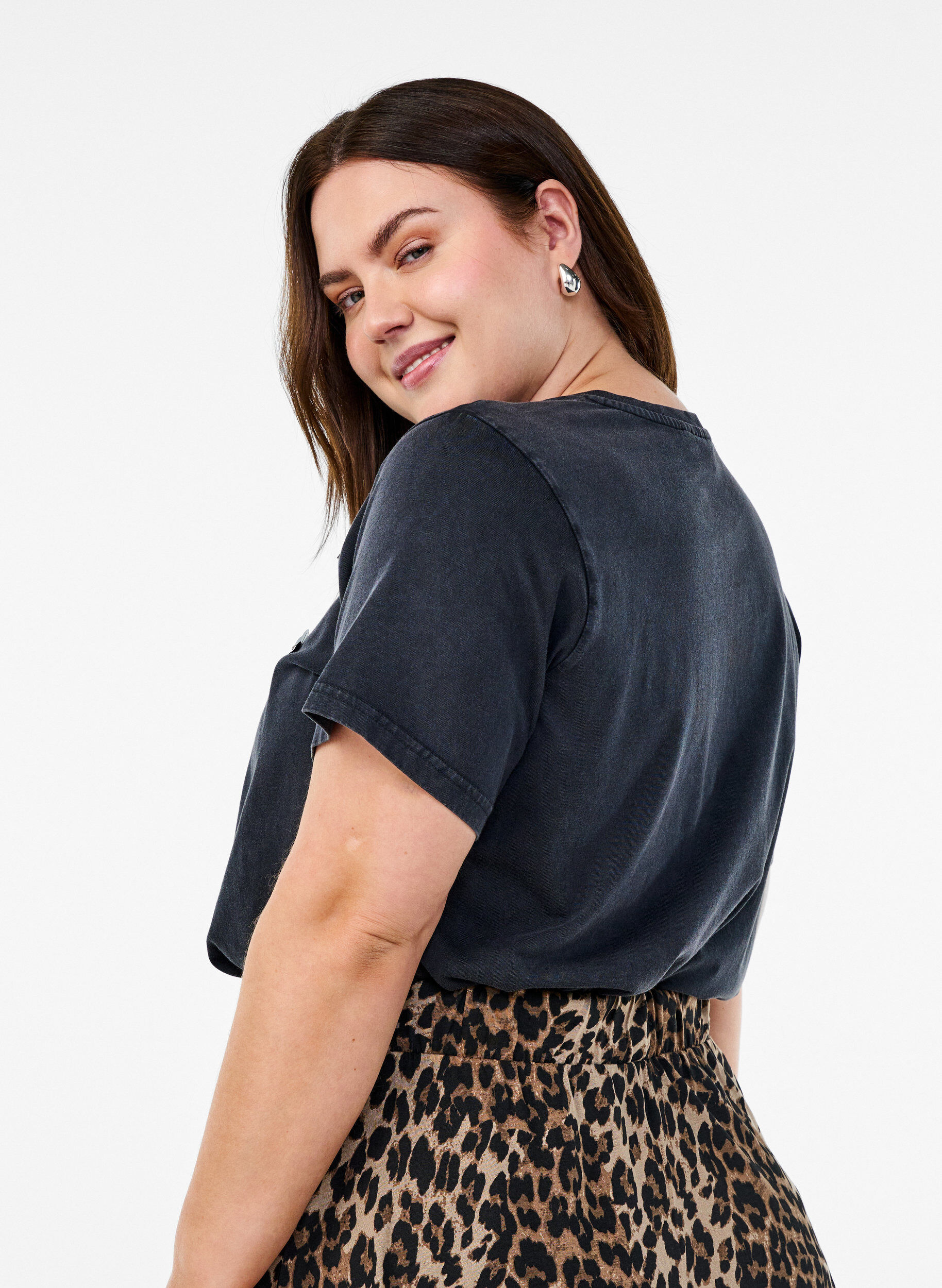 Zizzi T-shirt lav&eacute; avec fleurs paillet&eacute;es, Gris anthracite, Model image number 2