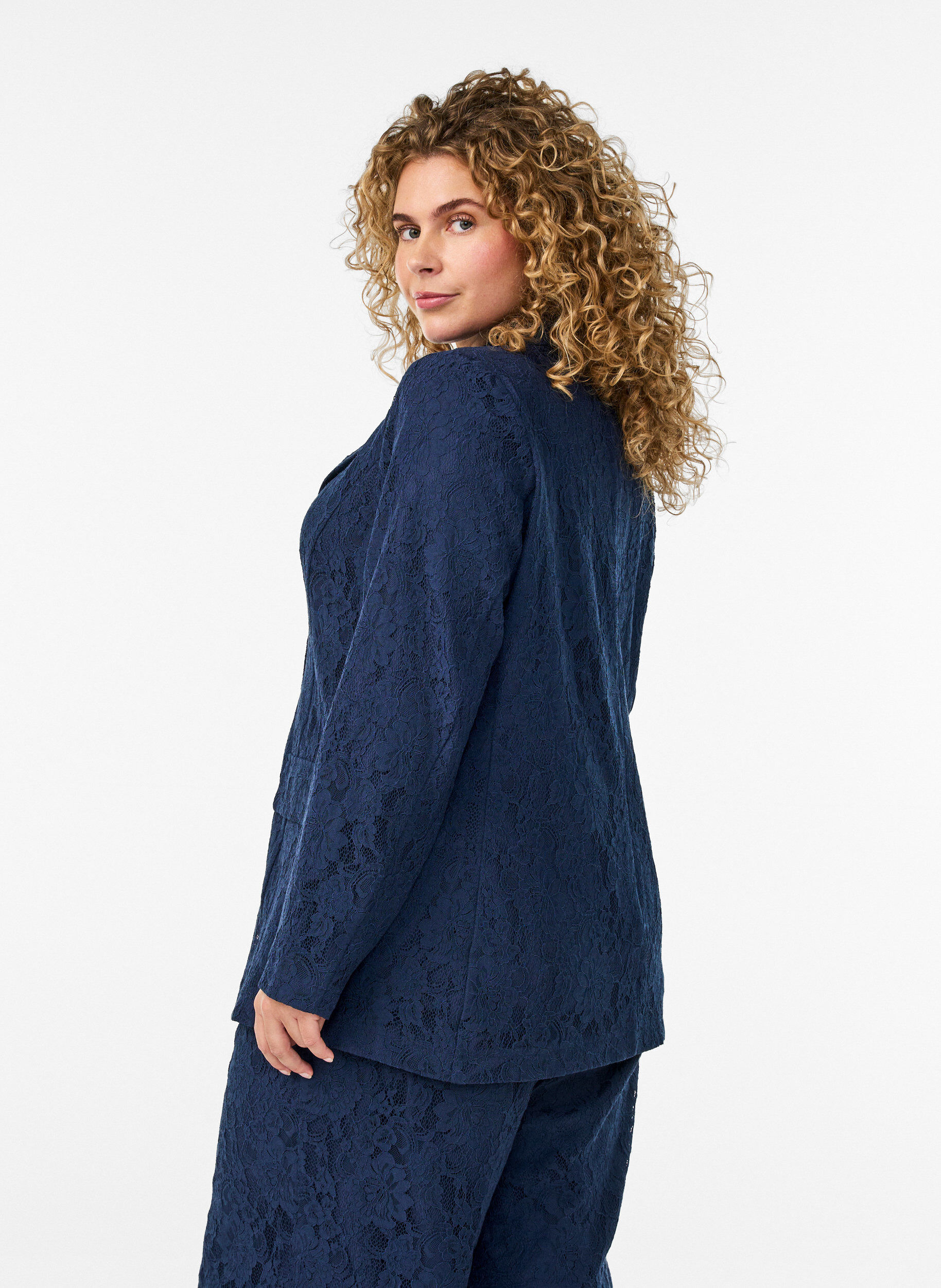 Zizzi Blazer en dentelle avec fermeture &agrave; boutons, Bleu, Model image number 2