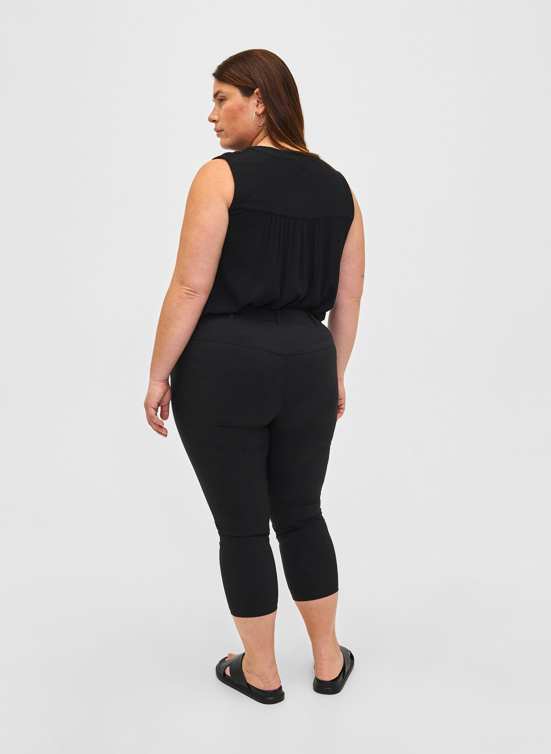 Zizzi Pantalon capri pr&egrave;s du corps en m&eacute;lange de viscose, Noir, Model image number 1
