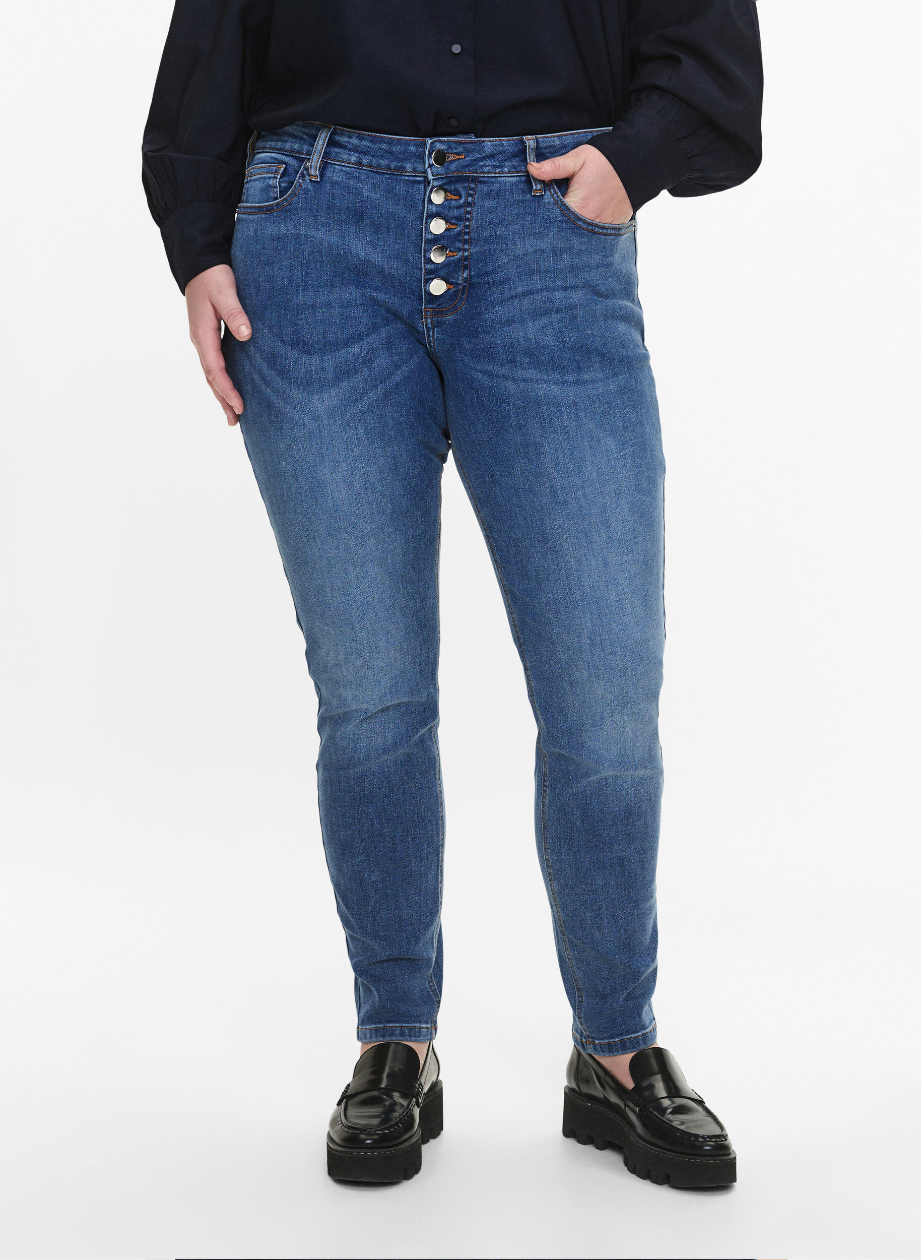 Zizzi Jeans Sanna avec une coupe super slim et une fermeture &agrave; boutons, Blue denim, Model image number 2